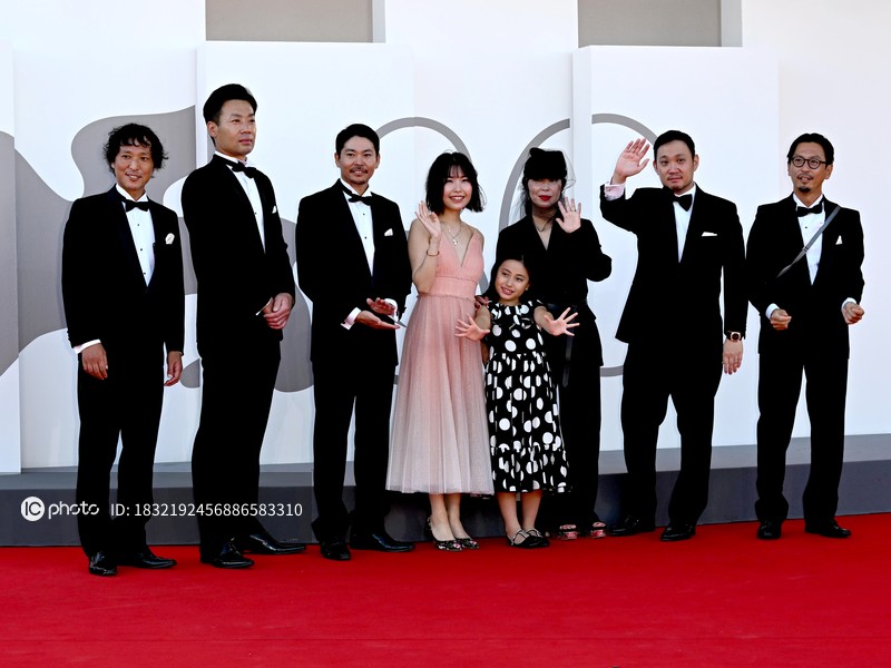 濱口竜介導演（右二）率領《邪惡根本不存在》團隊出席威尼斯影展，右三為石橋英子。（東方IC）