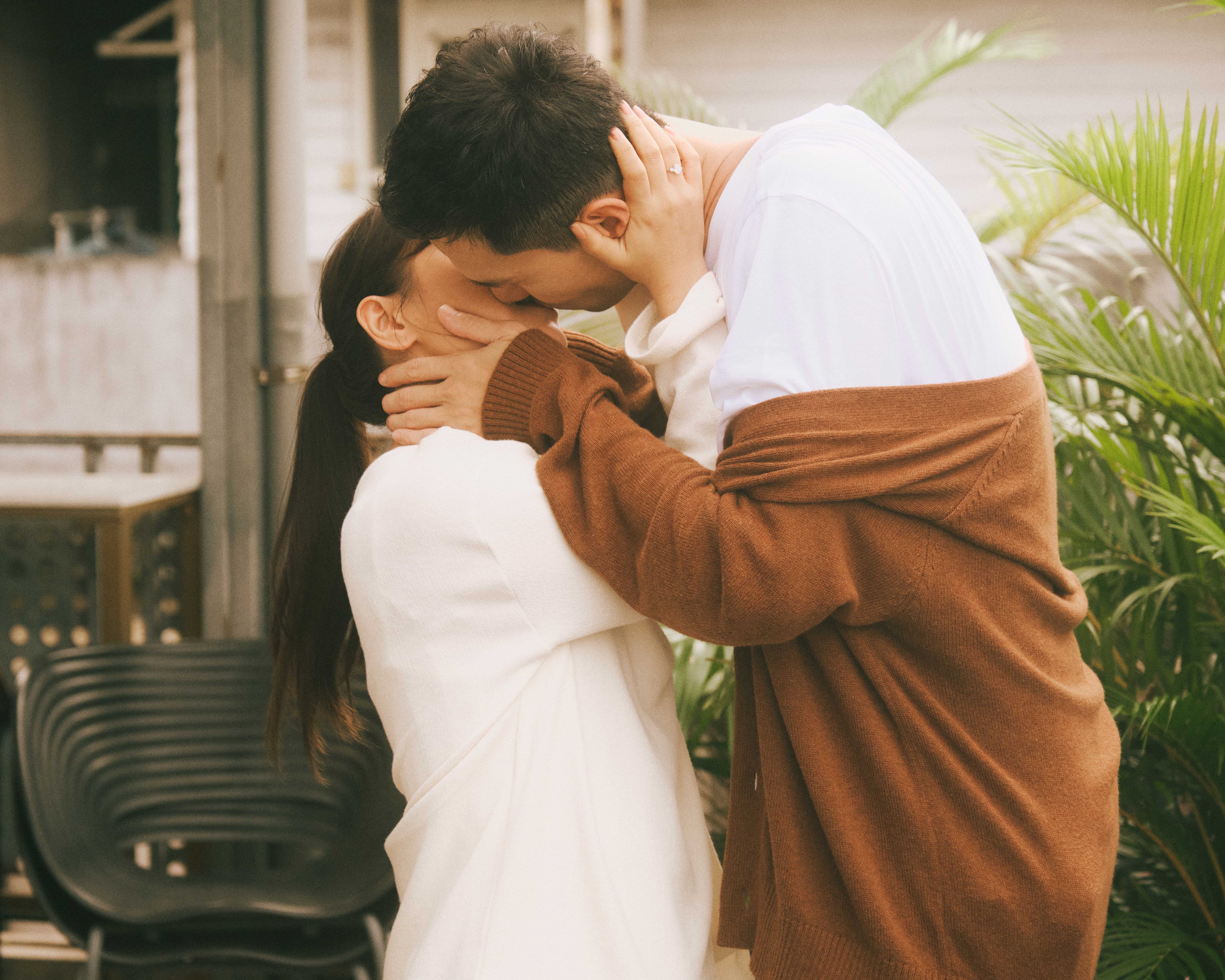 丁噹與丁春誠在〈最痛的遺憾〉MV第一戲就接吻了。(相信音樂提供)