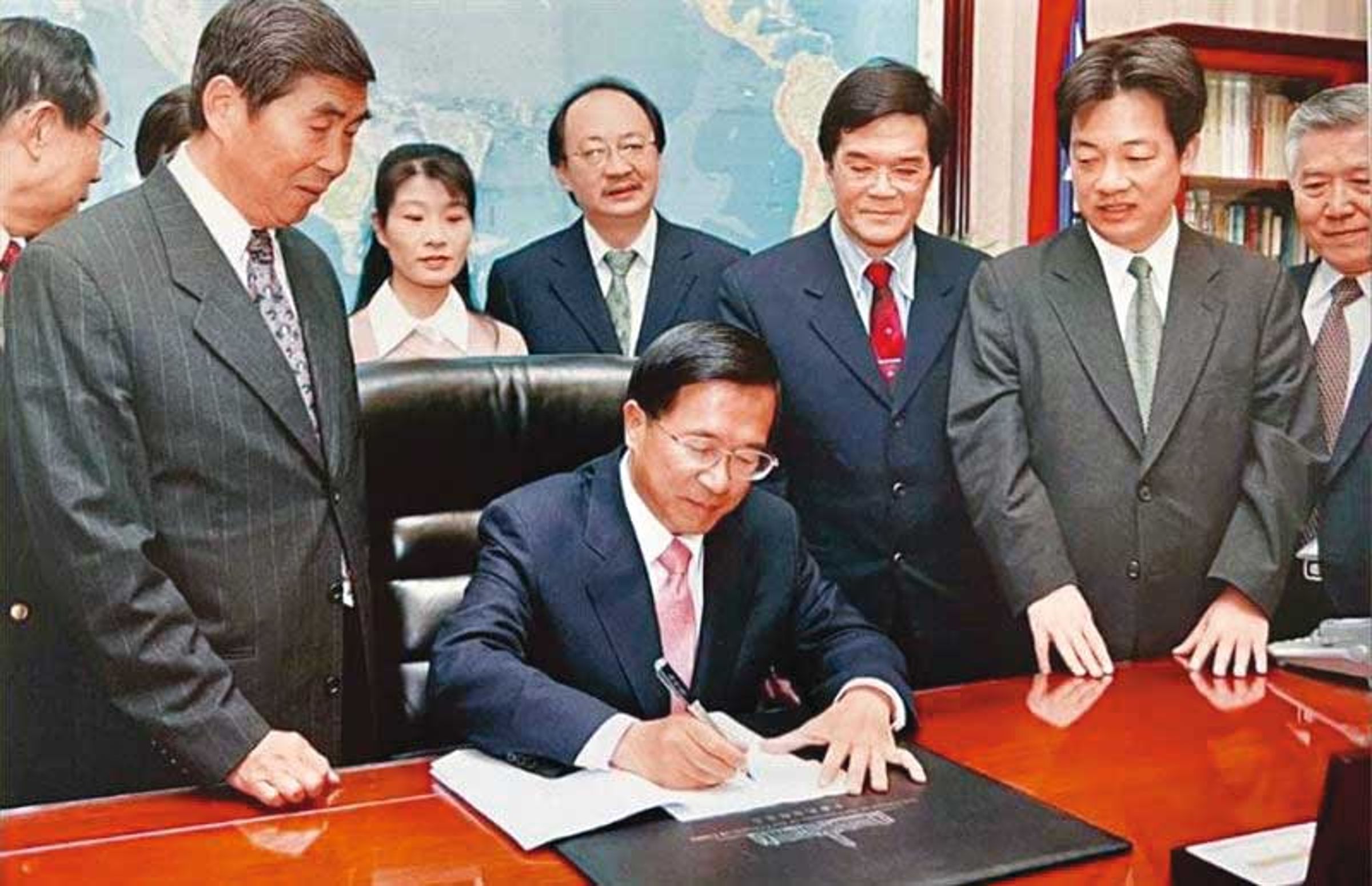 「台灣公投之父」蔡同榮回台奔走公投立法13年,終於完成法制化。圖為陳水扁2003年簽署《公投法》。(翻攝陳水扁臉書)