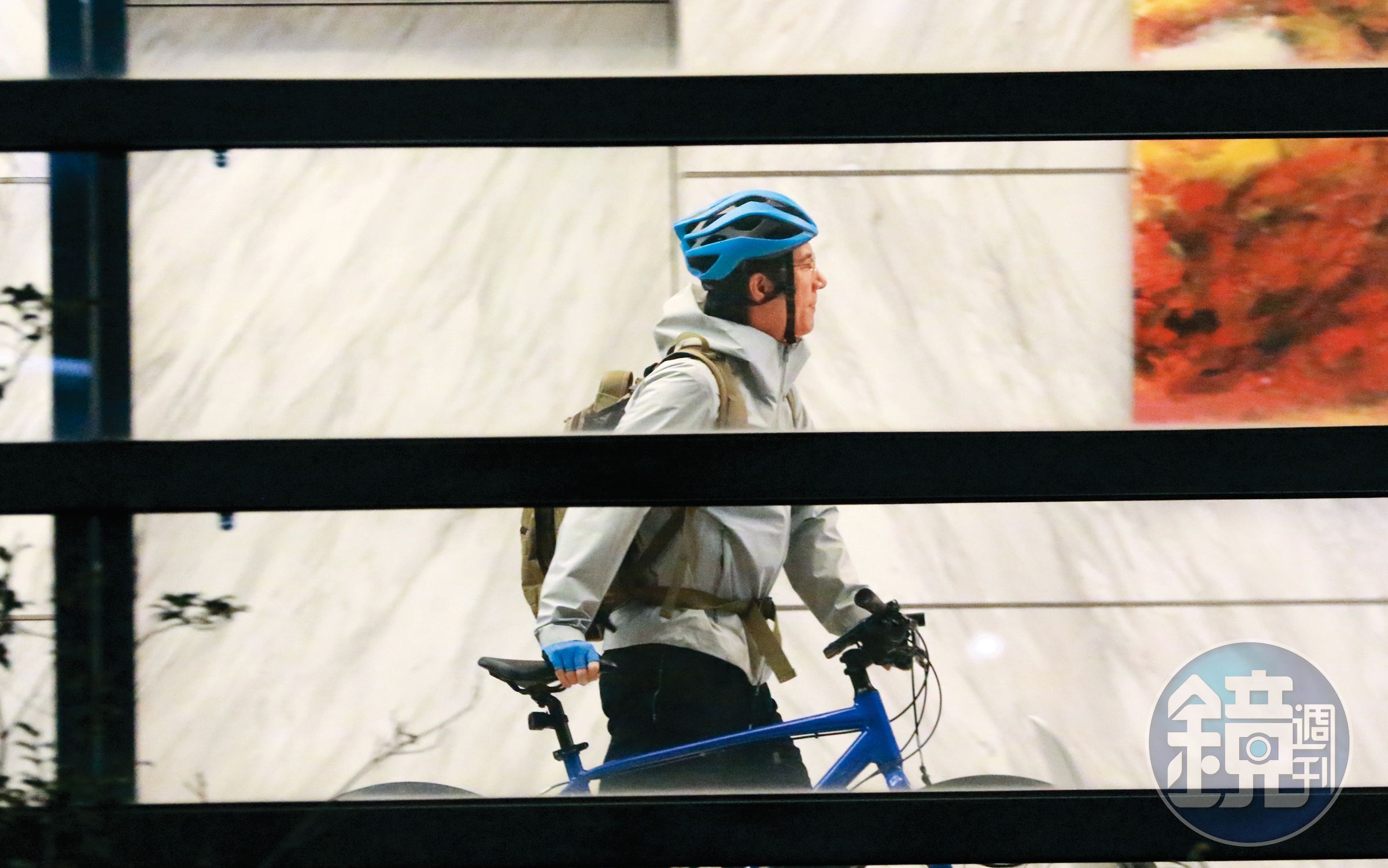 19:34 王力宏一路穿街過巷,絲毫不受塞車影響,牽著腳踏車進入公司,直到深夜都沒見天王下班。