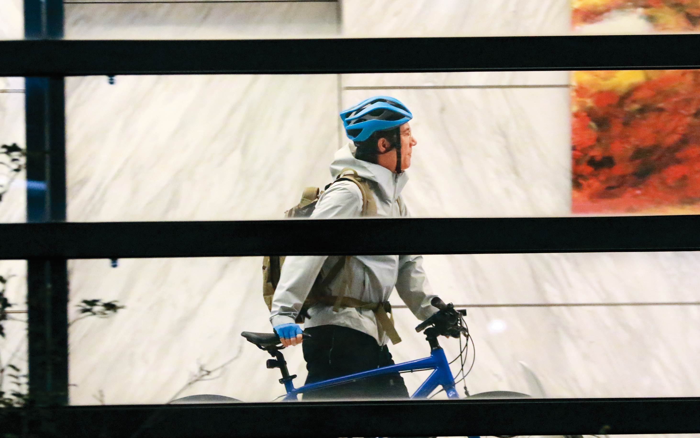 1/29 19:34 王力宏一路穿街過巷,絲毫不受塞車影響,牽著腳踏車進入公司,直到深夜都沒見天王下班。