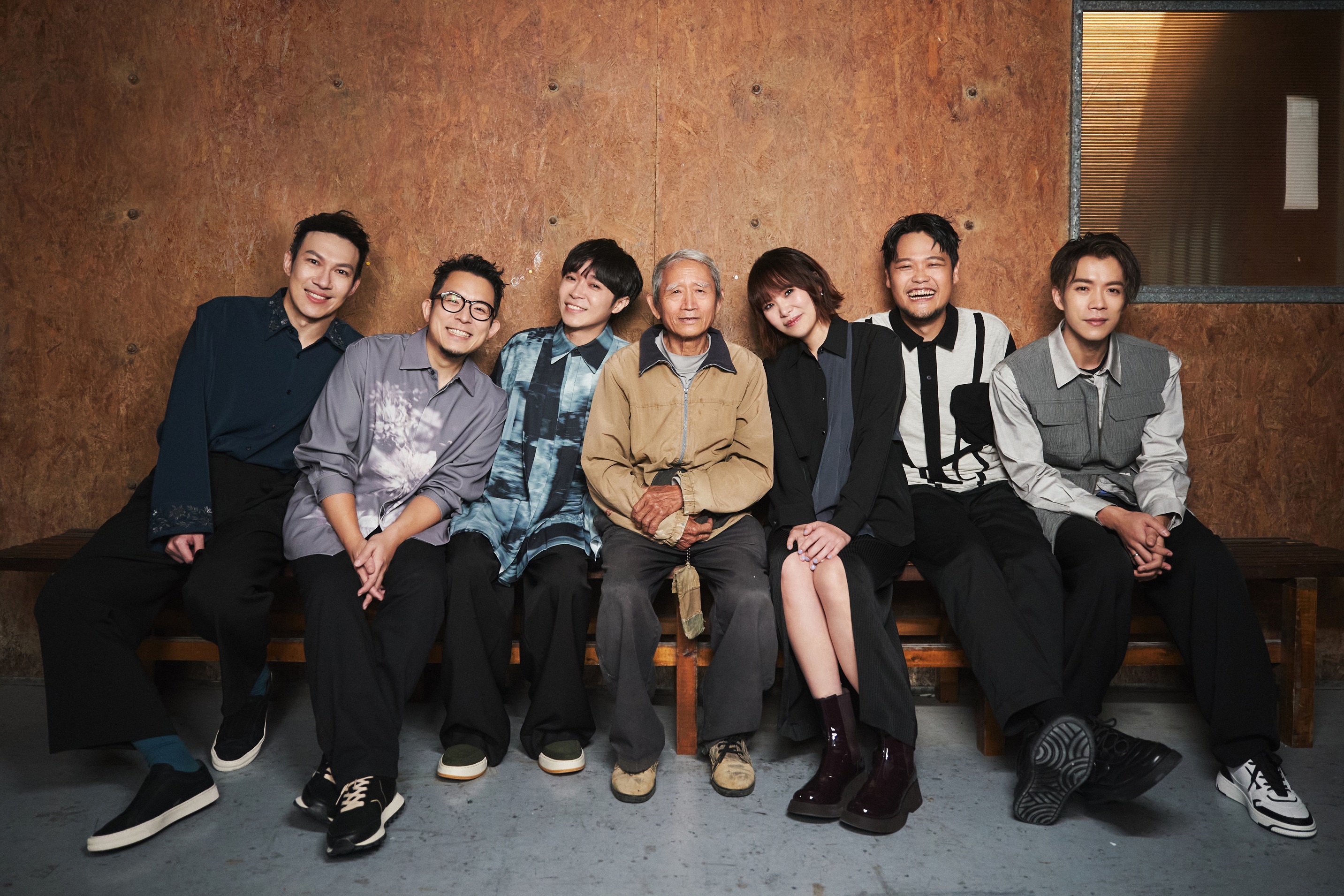 蘇打綠邀來2010年合作過的噴畫大師李錫堅,重新彩繪屬於蘇打綠成軍20年的天空噴畫。(蘇打綠有限公司提供)