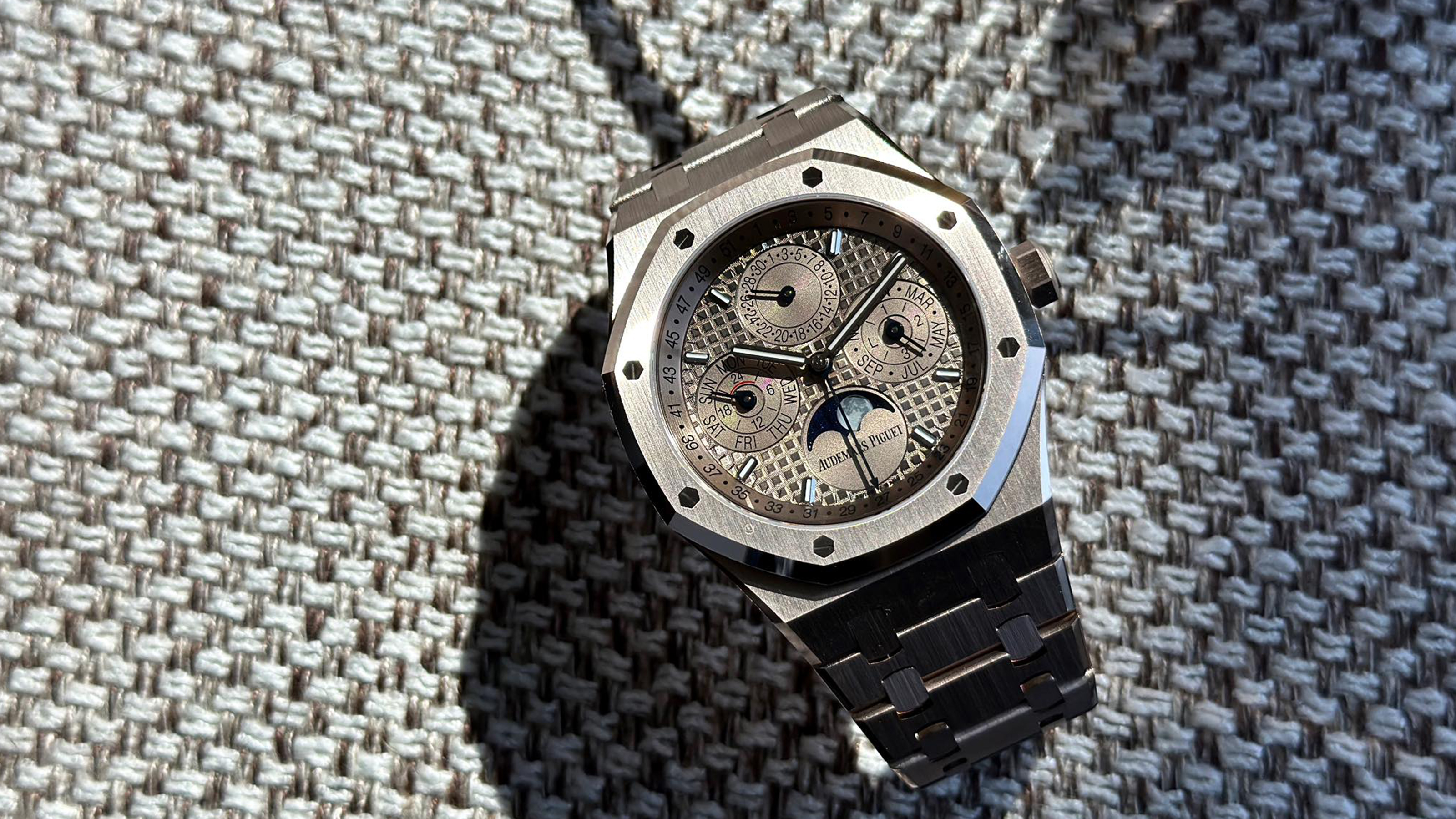 AP為了今年的150週年紀念，推出三枚搭在7138新世代萬年曆機芯的款式，其中一只是這款皇家橡樹18K沙金，材質是AP在2024年發表的獨家合金，特殊的色澤搭配新型萬年曆設計，組成週年紀念款的公式。（攝影：王偲宸）