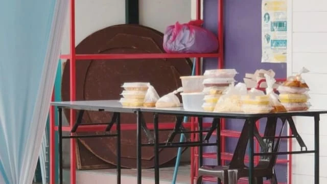 馬來西亞一名父親靠打零工生活，但因生病無法賺錢，一家幼兒園園長將食物給了一家人，讓他們不必挨餓。（翻攝自星州網）