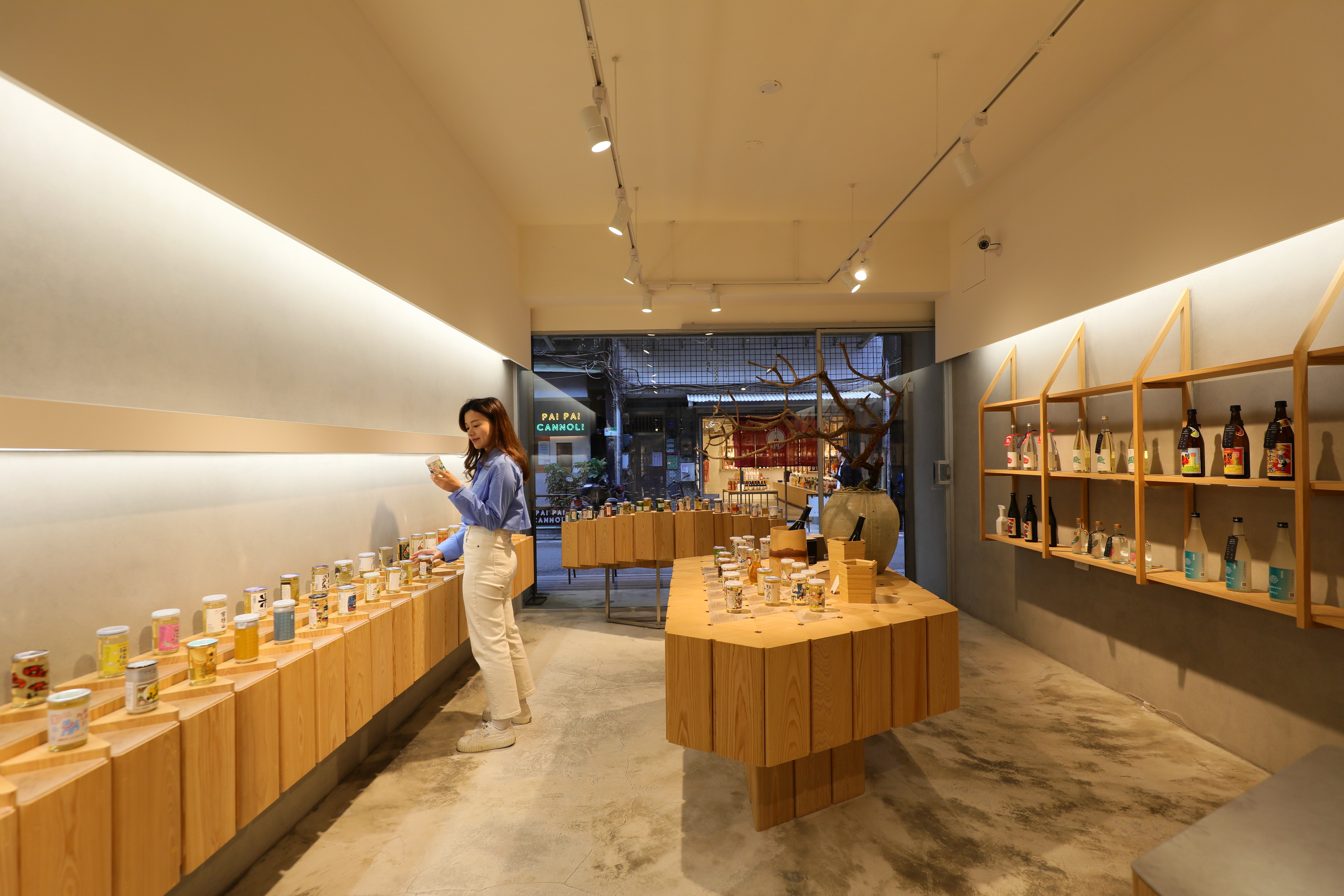 位在小器梅酒屋對面的「森商店」以日本清酒、燒酎為主要選品。