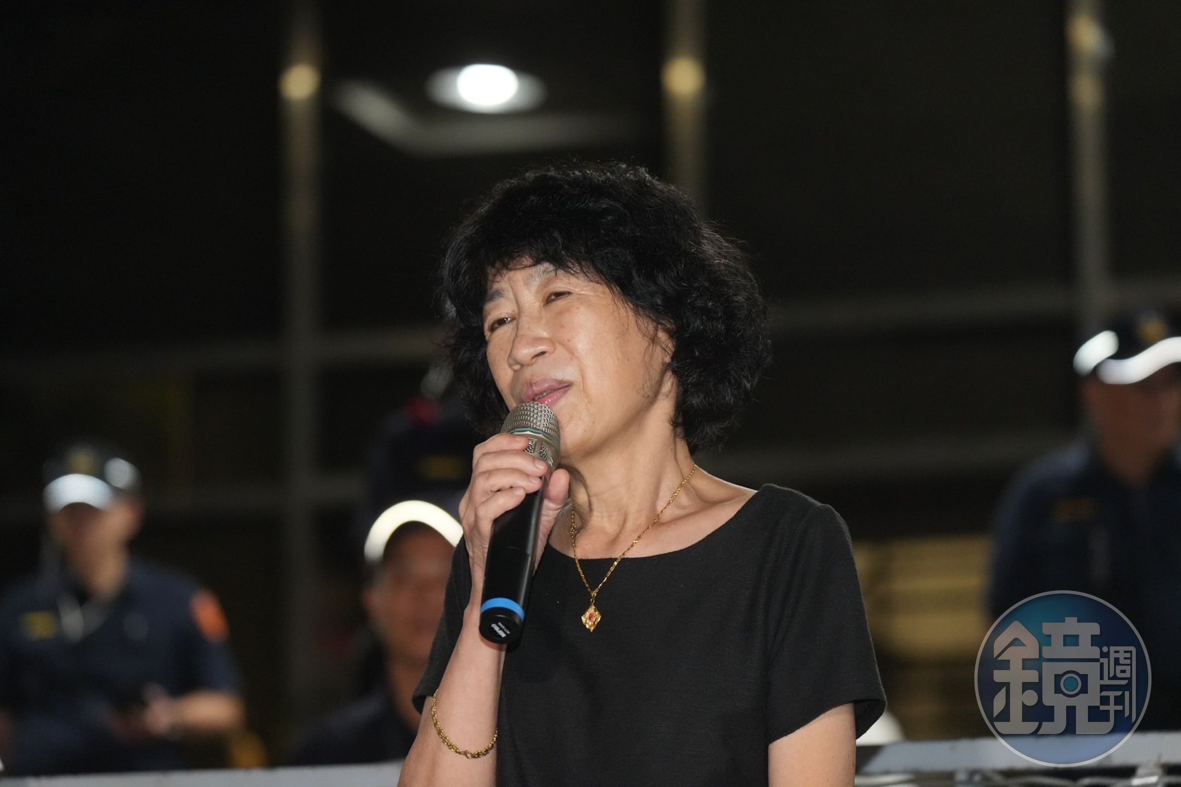 陳佩琪晚間現身台北地檢署,語氣哽咽地說,「我絕對相信我的先生柯文哲的清白,我會全力支持他捍衛清白,奮戰到底」。