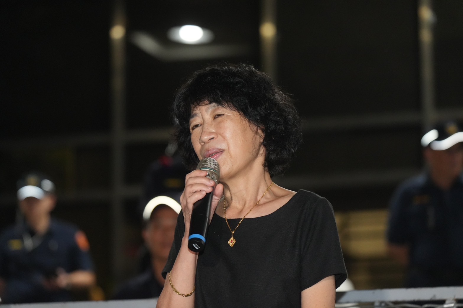 陳佩琪晚間現身台北地檢署，語氣哽咽地說，「我絕對相信我的先生柯文哲的清白，我會全力支持他捍衛清白，奮戰到底」。