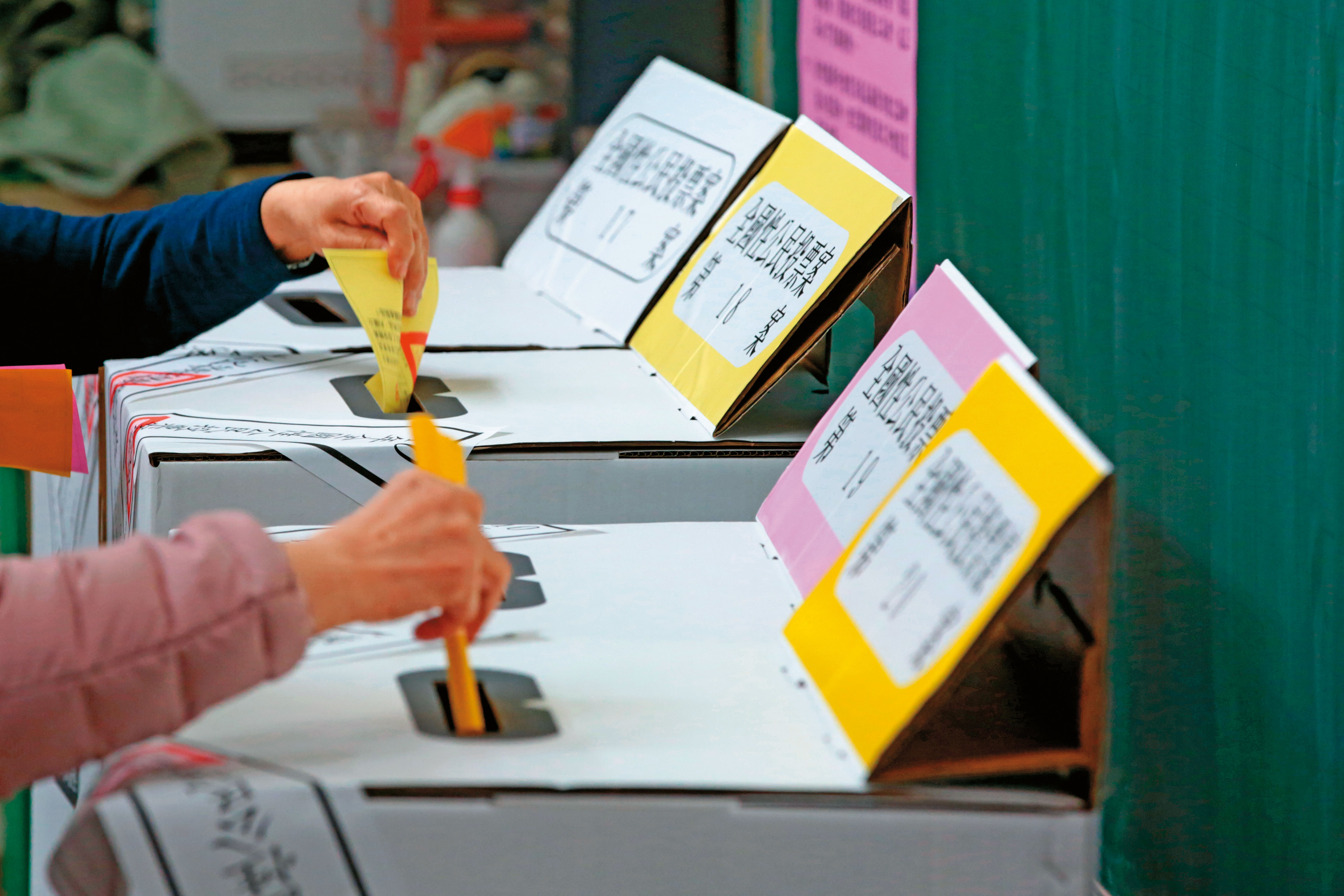 台灣總統大選剩下不到90天，中共虎視眈眈，頻頻出招干預選舉，藍綠白各陣營也卯足全力爭取選民認同。