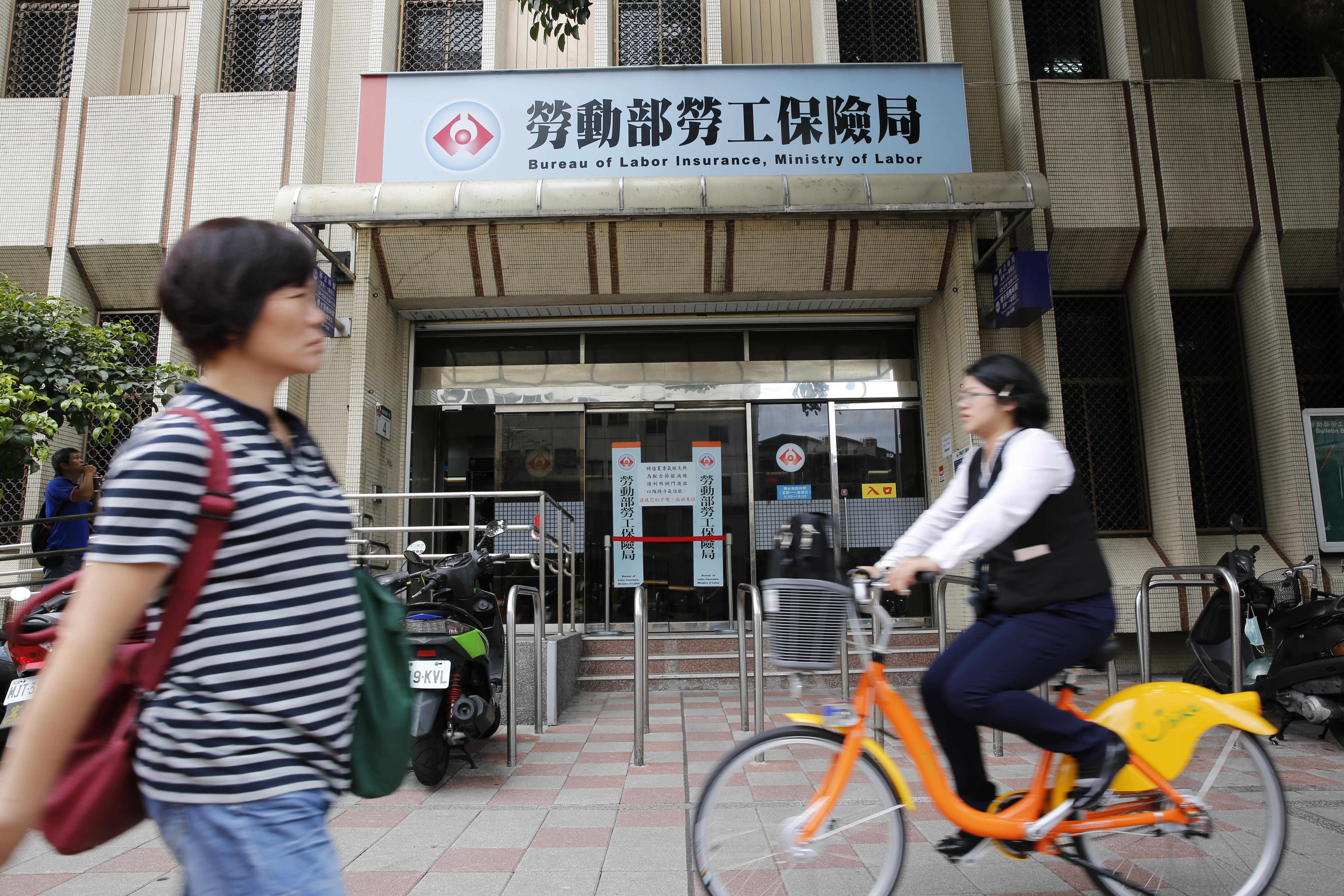 勞保年金與國民年金皆設有抗通膨機制,但兩者調整方式不同。