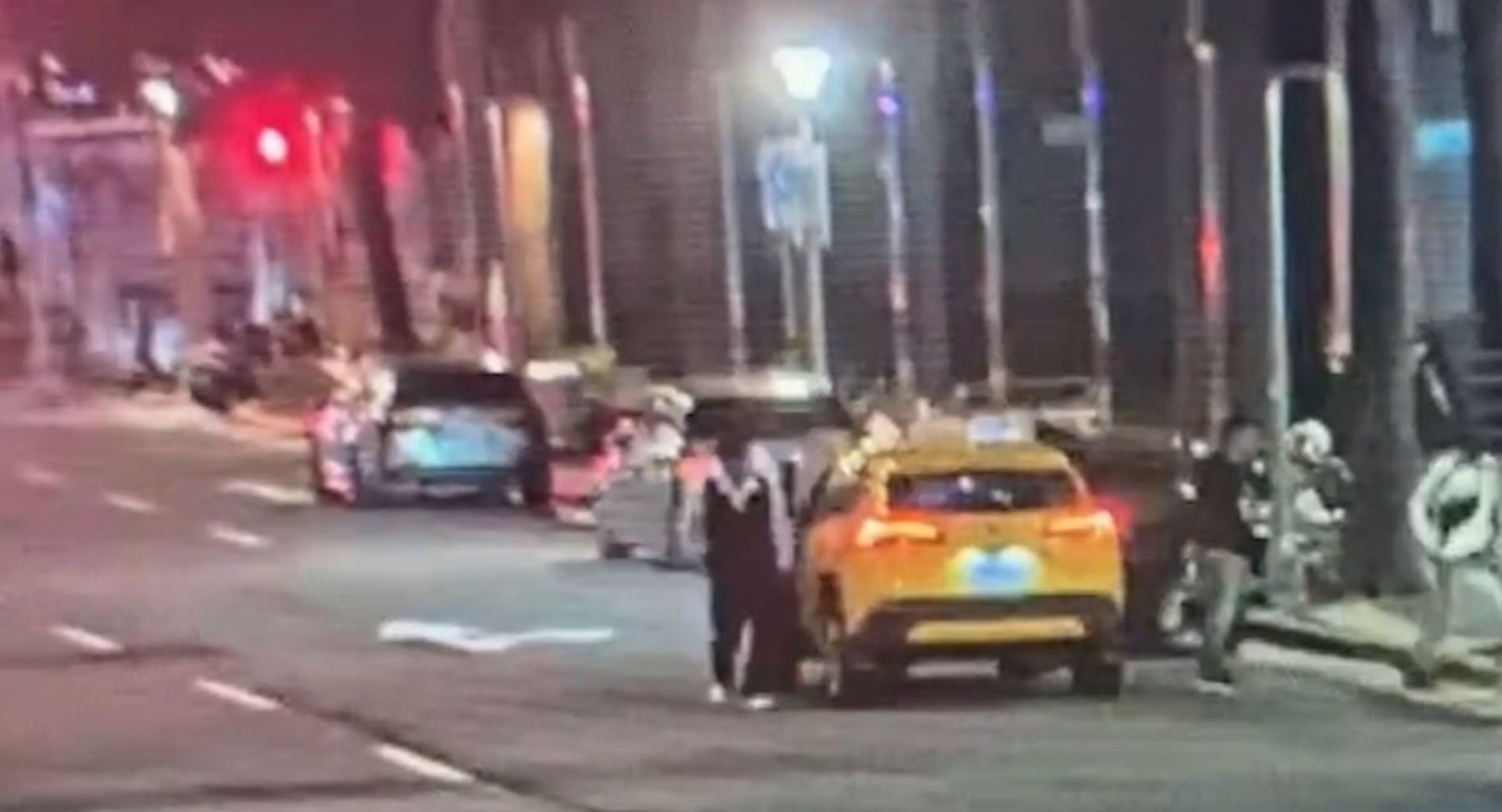 黃姓男子(黑衣)疑因爭風吃醋與女友的孫姓男同事(白衣)大打出手。(翻攝畫面)