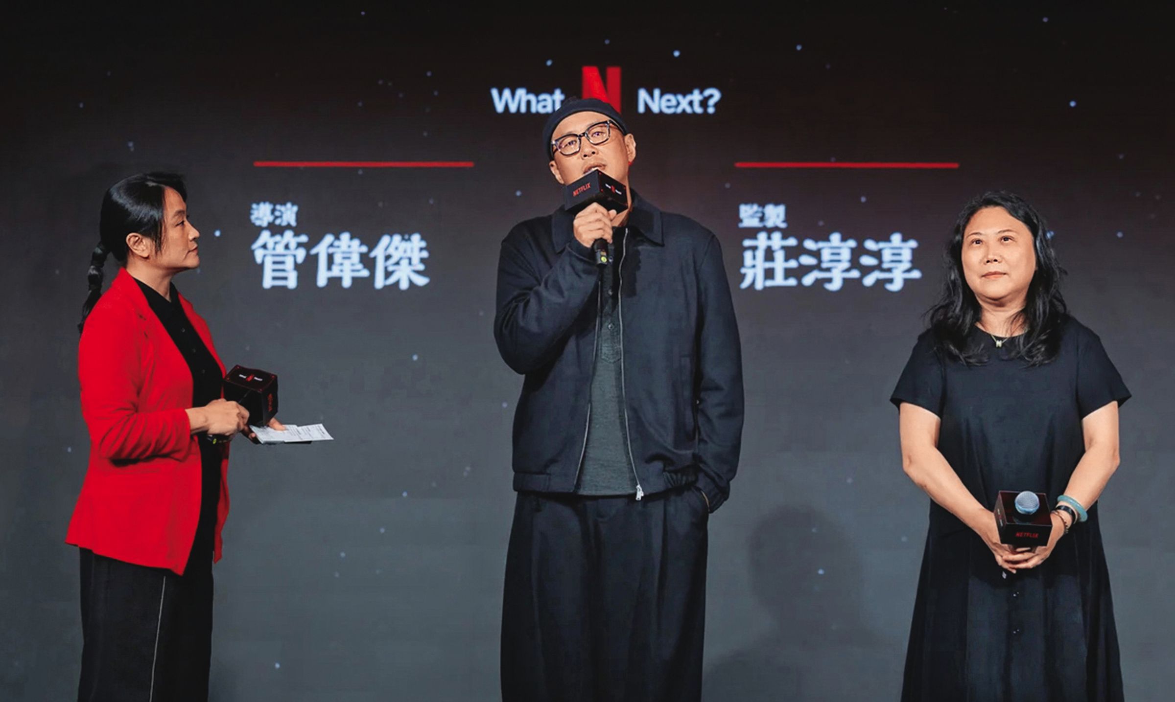 監製莊淳淳（右）是影集《乩身》幕後推手，中為導演之一管偉傑。（Netflix提供） 