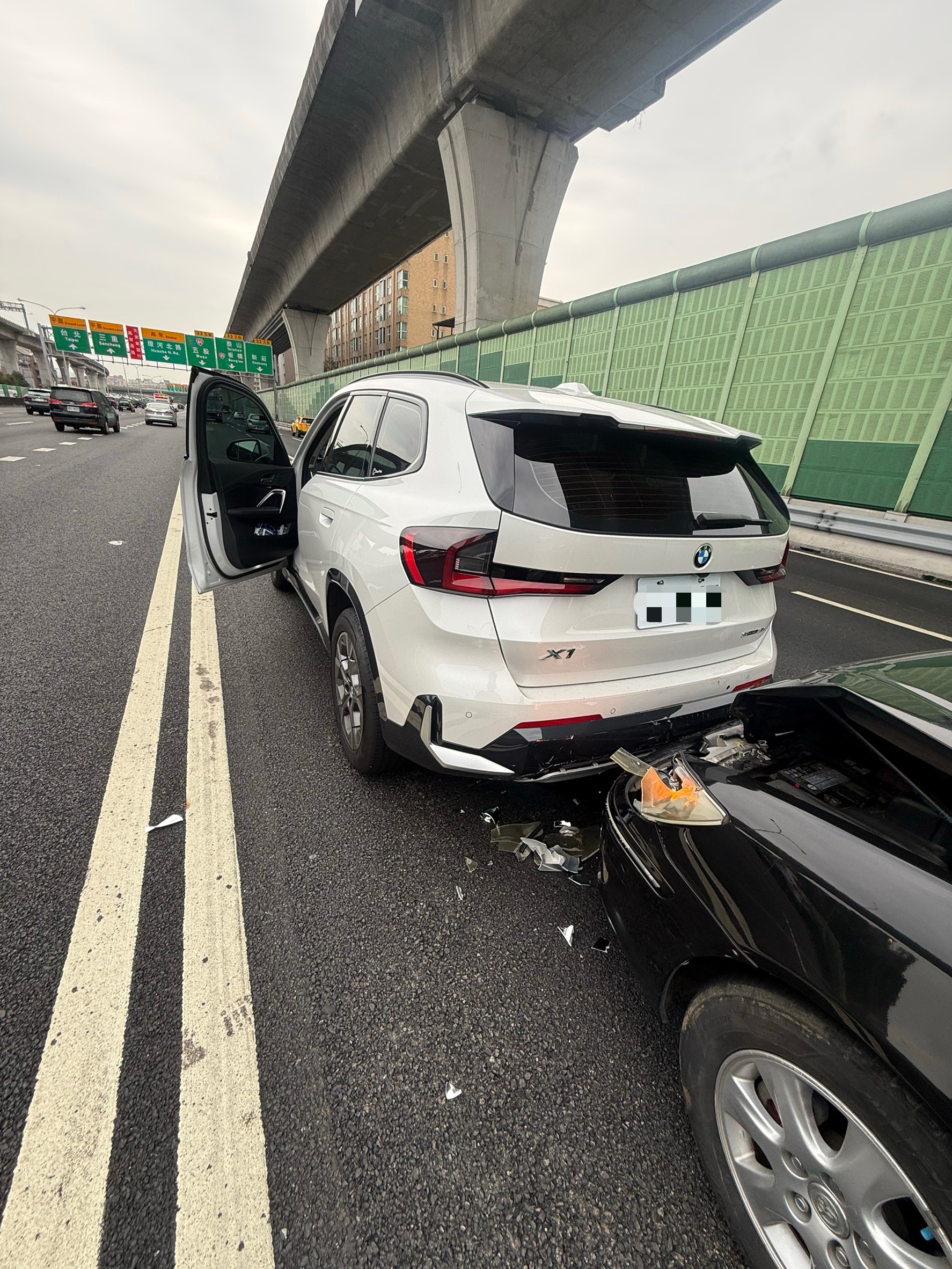 剛牽半年的新車受損讓徐千京相當心疼,但慶幸僅鼻子輕微碰撞方向盤。(民視提供)