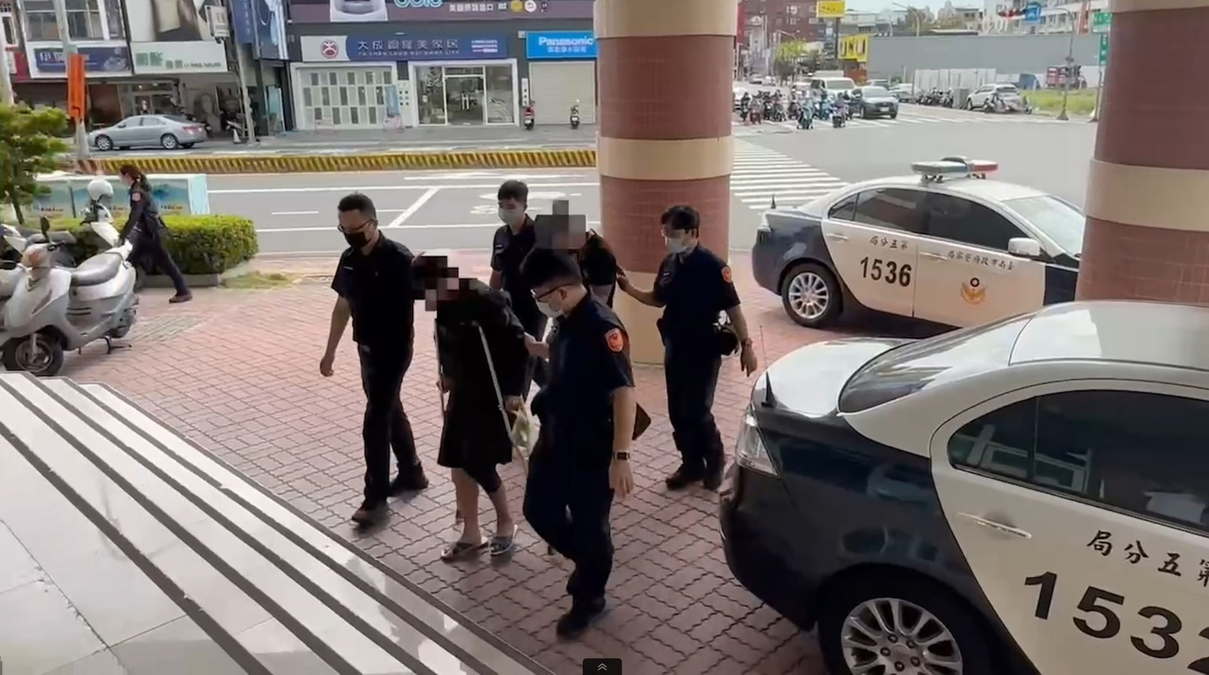 台南市武分局警方破獲一家暗藏春色的按摩養生館,將負責人及員工送辦。(翻攝畫面)