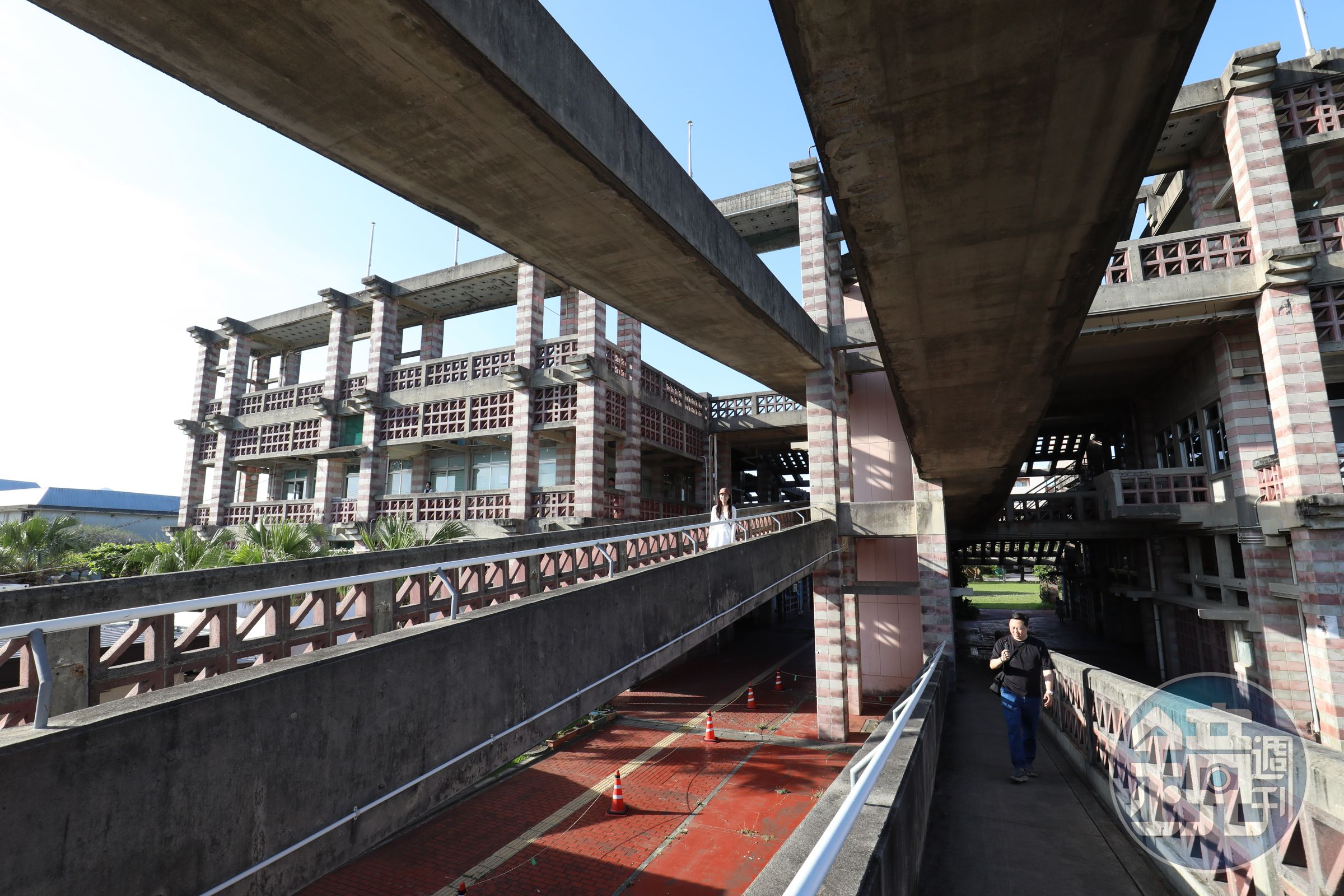 市役所位於沖繩名護市中心,為當地行政辦公大樓,地上3層的鋼筋混凝土構造。