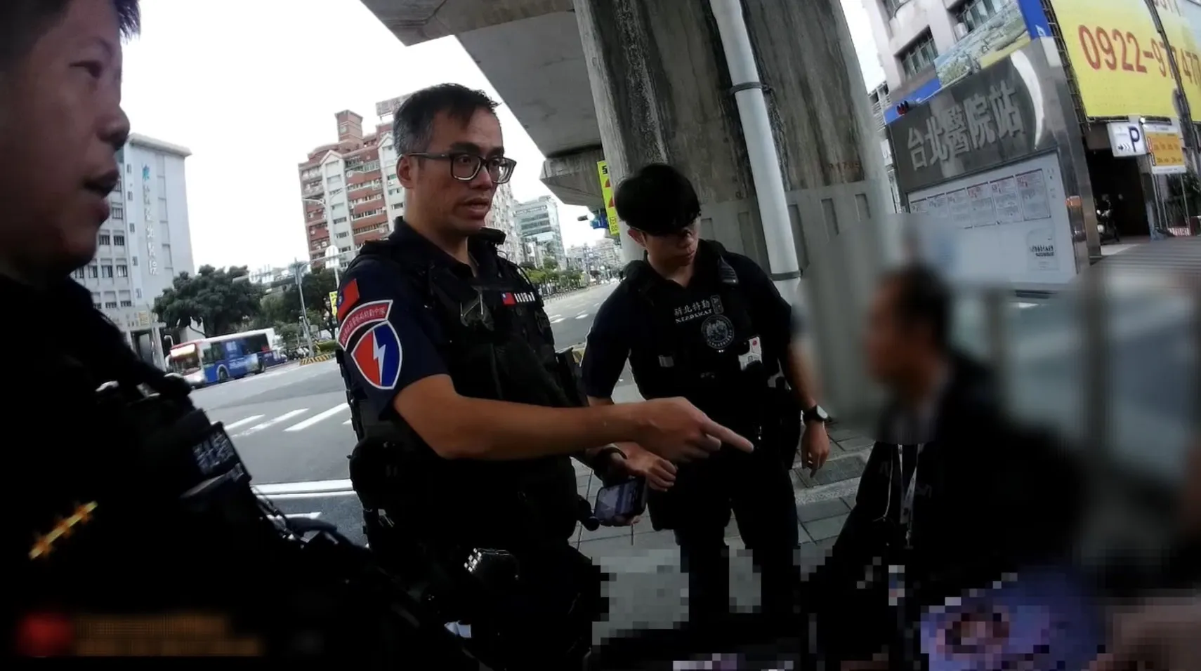 見警察來立刻裝不熟…2越南男被警察識破　按指紋一查竟「非法入境+逾期」