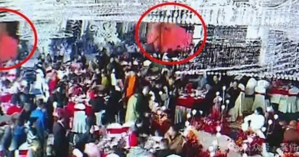 林姓新娘不滿去年結婚，螢幕上竟突然跳出1張不雅照片，氣的提告。（翻攝自微博）