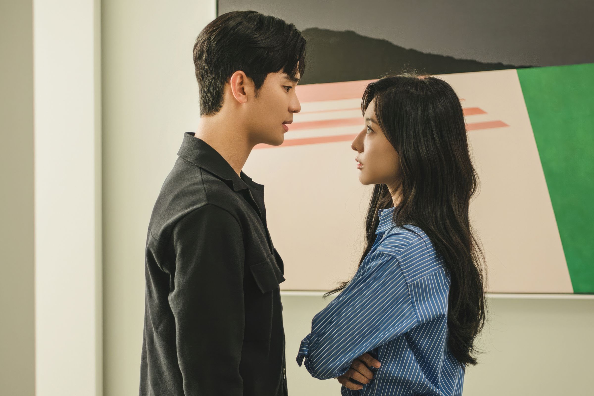 金秀賢與金智媛在《淚之女王》詮釋結婚3年的財閥夫妻。(Netflix提供)