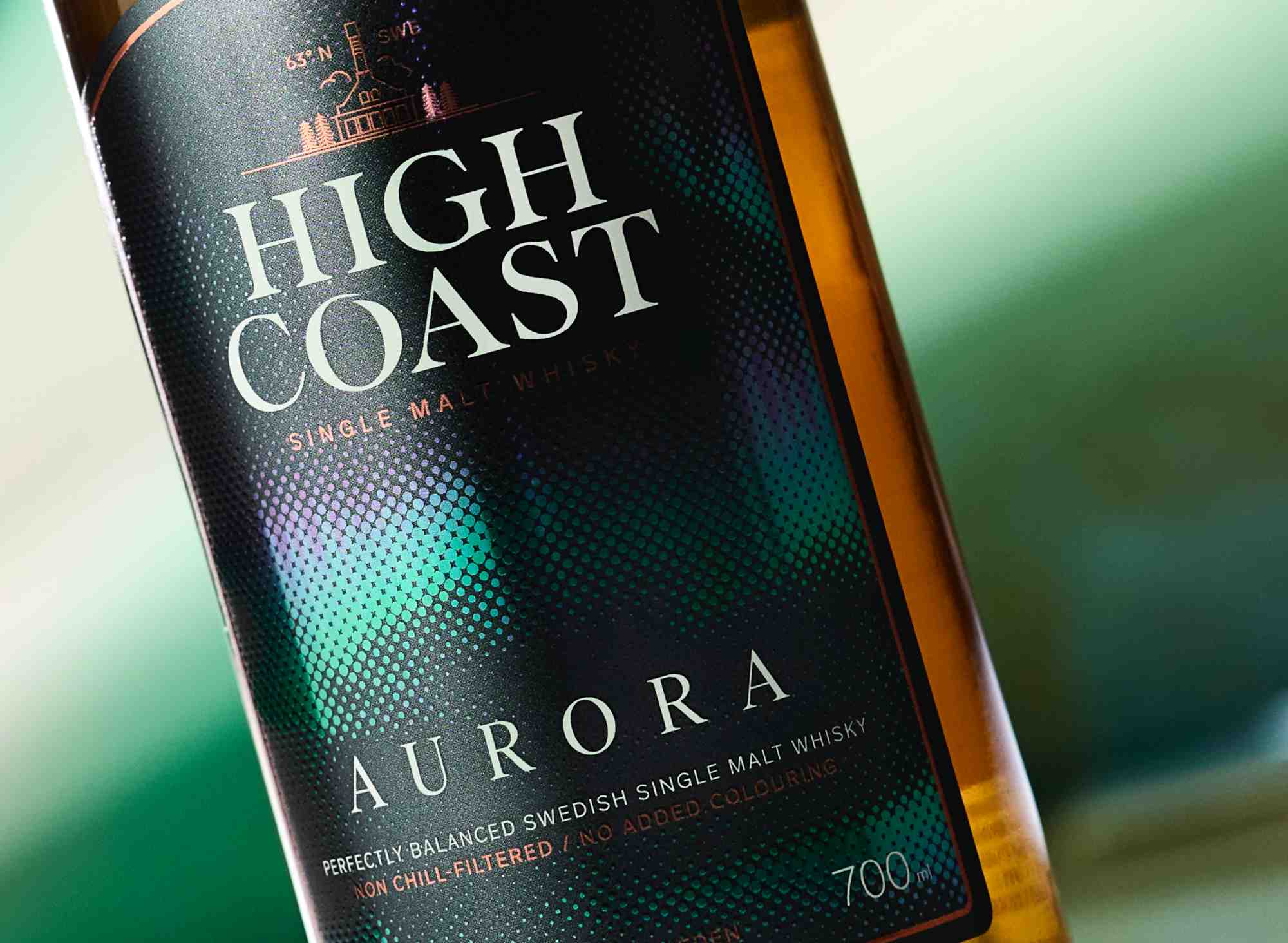 HIGH COAST  Aurora「極光」單一麥芽威士忌。風味特色：以清新的西洋梨、香草為主軸，帶著淡淡醃漬櫻桃與巧克力；入口後可感受到醋栗、葡萄乾與茶香交織的甜美；尾韻則以青蘋果、雪松木質調與優雅菸草餘韻收束；也是製作Highball的最佳選擇。酒精濃度：46%；建議售價：約NT$1,180。
