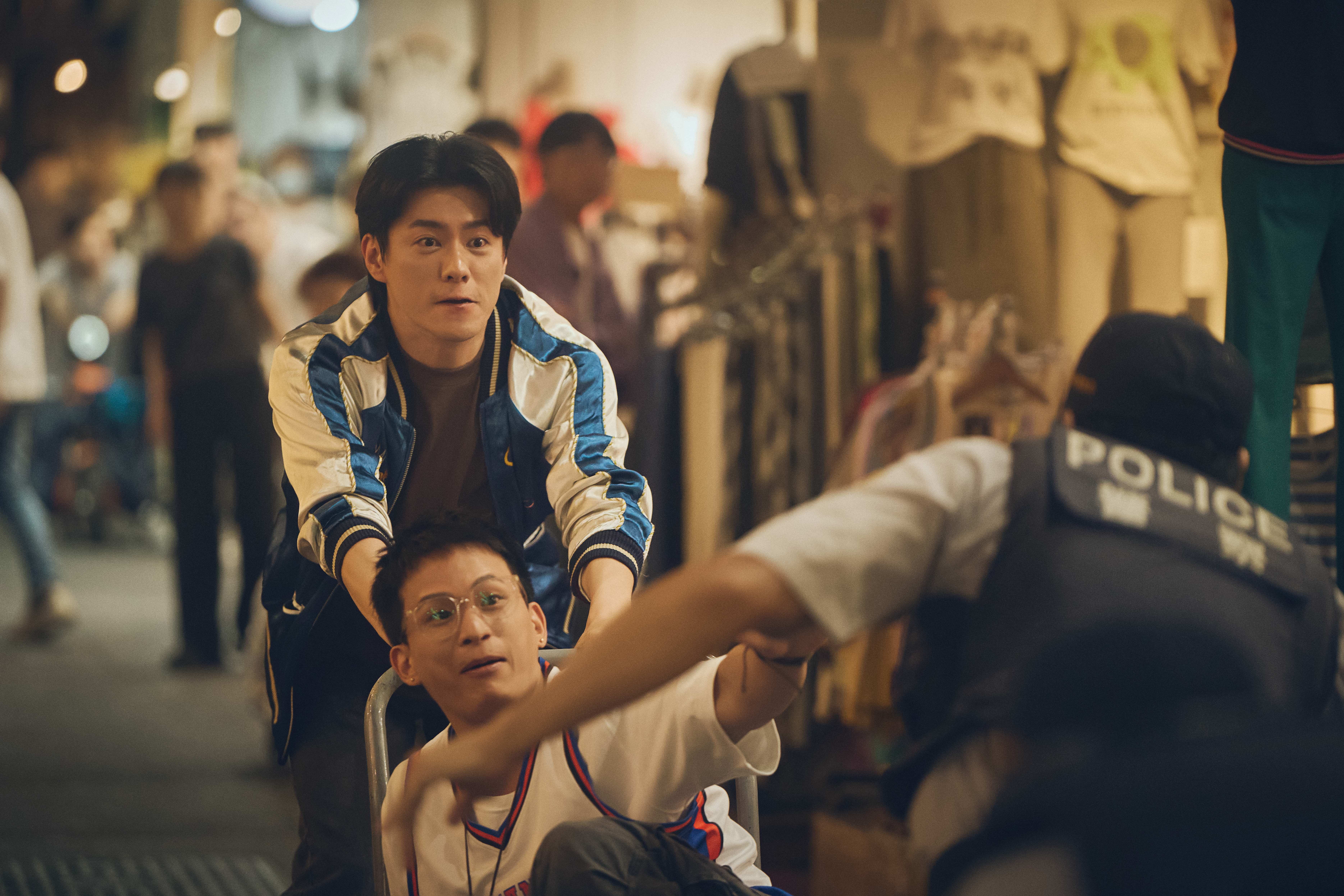 《成功路上》劉建中（李程彬飾演）與韓吉（黃奇斌飾演） 躲避警察追逐。（華視、公視台語台提供）