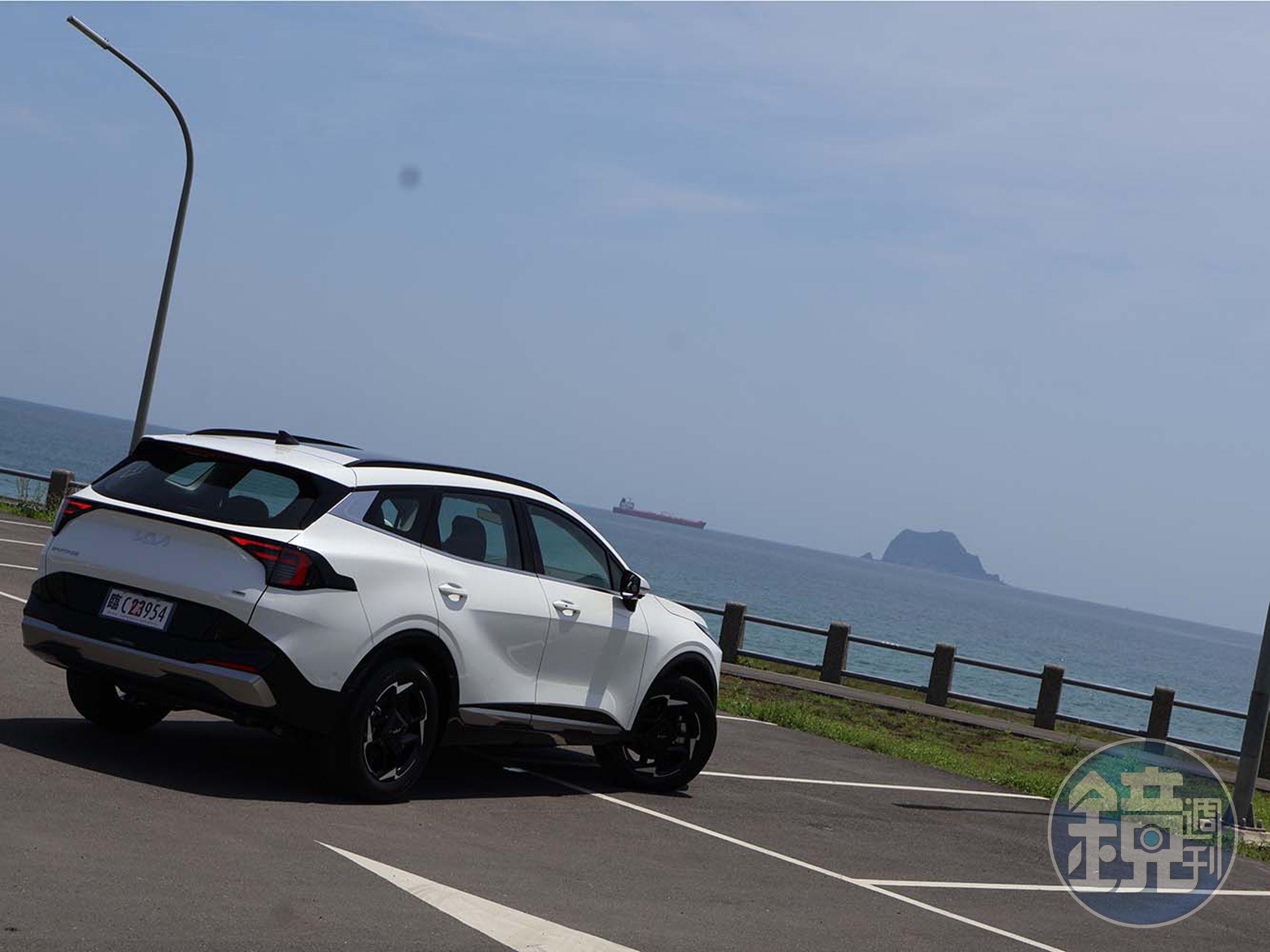 小改款的Sportage承襲品牌純電旗艦EV9的設計語彙，採用「Opposites United對立的和諧」設計理念。