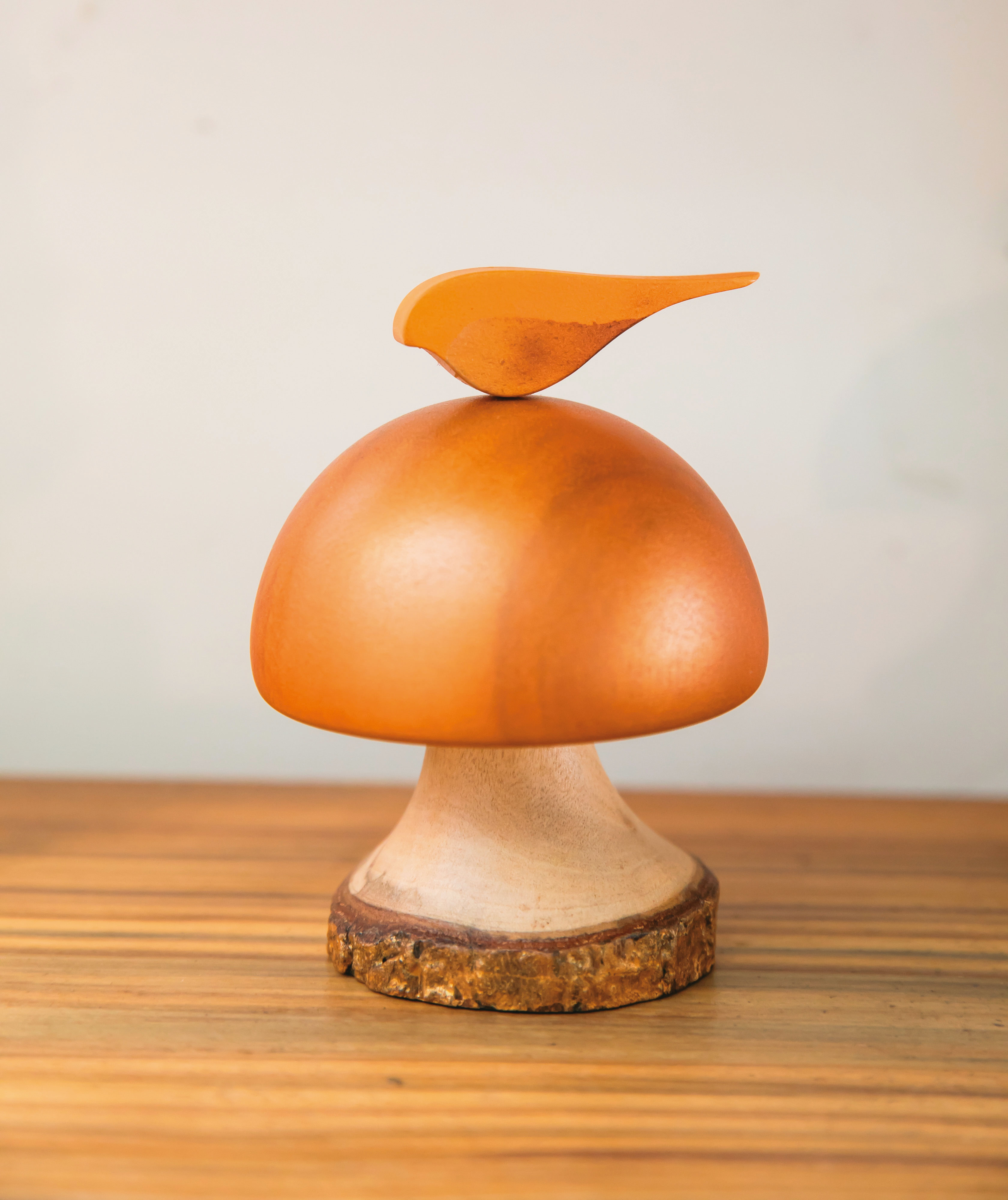 「金菇鳥影」音樂鈴是蒔木工坊最熱賣商品,以樟樹為原料,按一下鳥尾,會彷如真鳥彈跳於樹上。(600元/個)