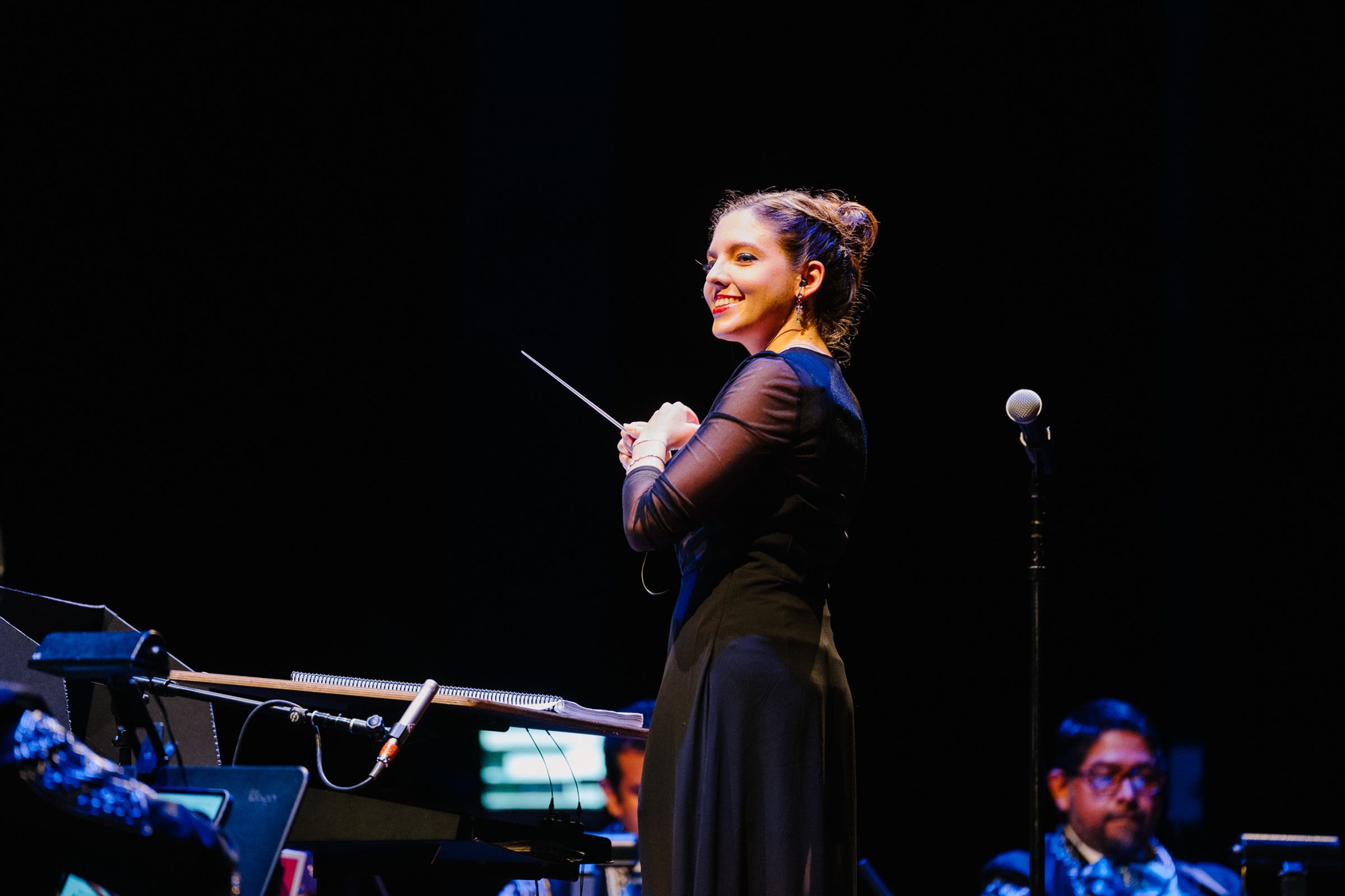 《LA LA LAND IN CONCERT》樂來越愛你 電影交響音樂會由作曲家艾辛艾丁戈茲擔任指揮。（東穹音樂提供） 