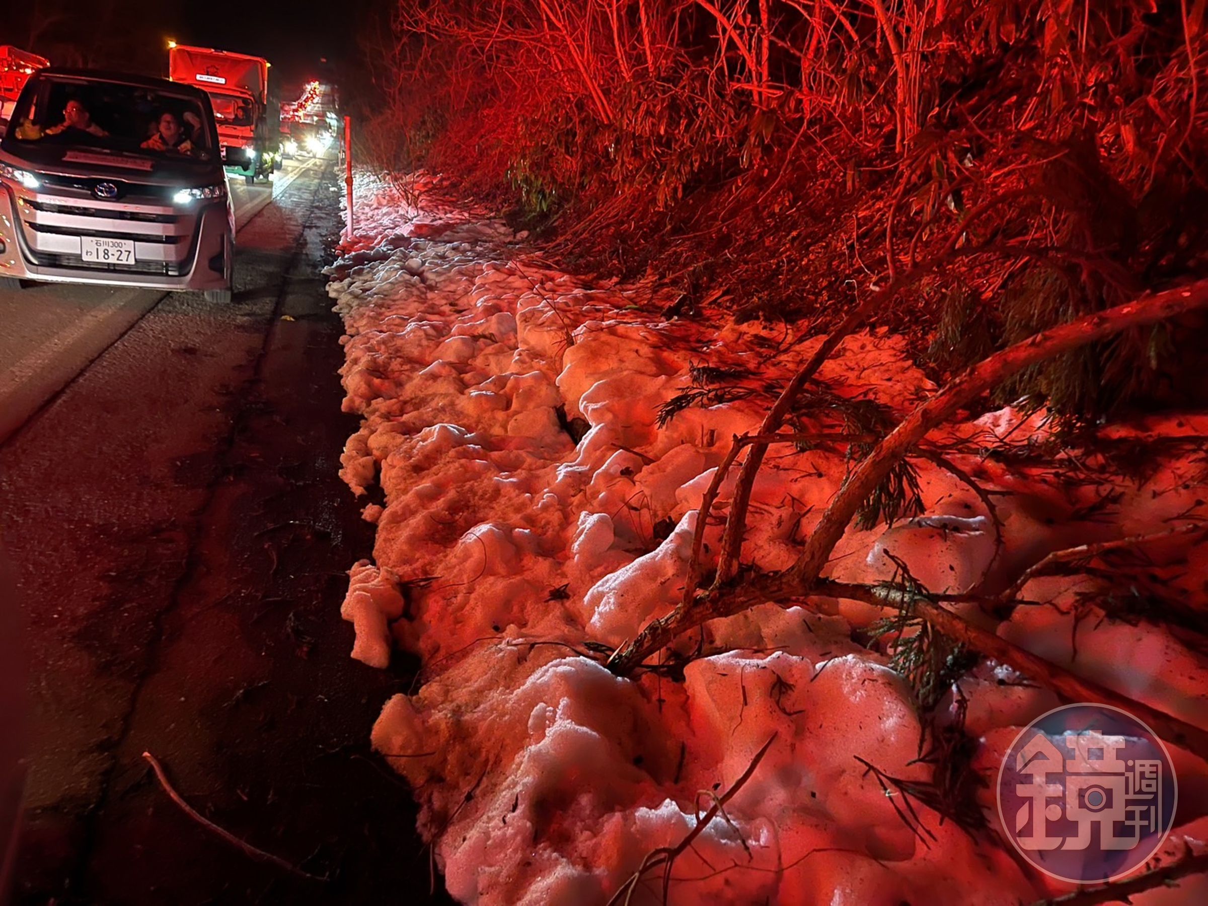 路邊白雪在車陣煞車燈、救護車警示燈的照映下,猶如血染的丰采。