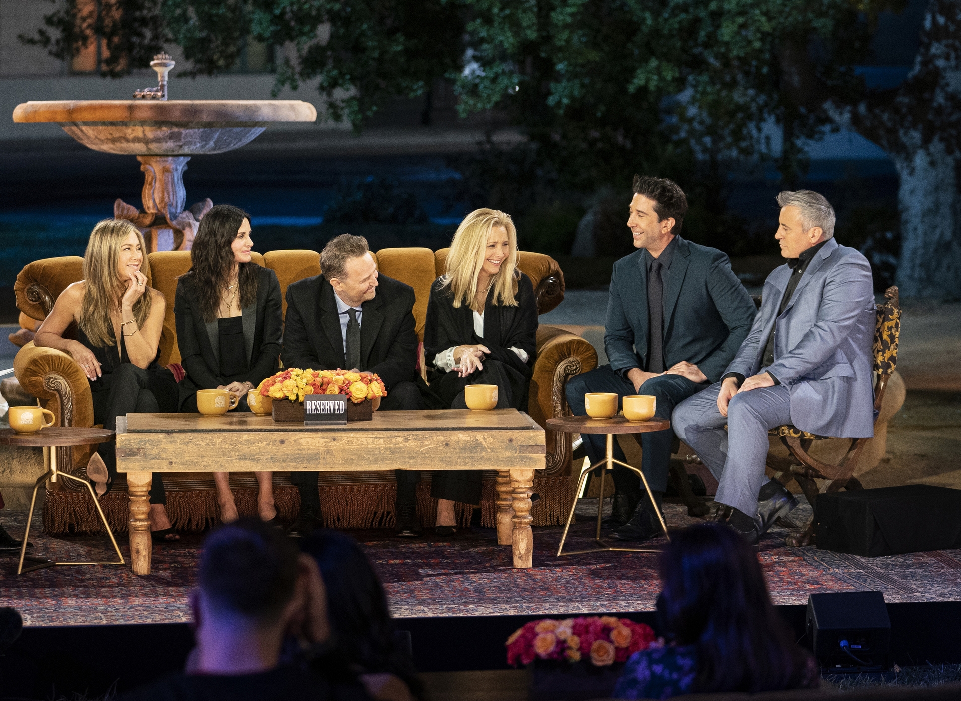 珍妮佛安妮斯頓（左起）、寇特妮考克絲、馬修派瑞、麗莎庫卓、大衛史威默、麥特勒布朗，在2021年一起出現於特別節目《六人行：當我們又在一起》。（HBO GO提供）