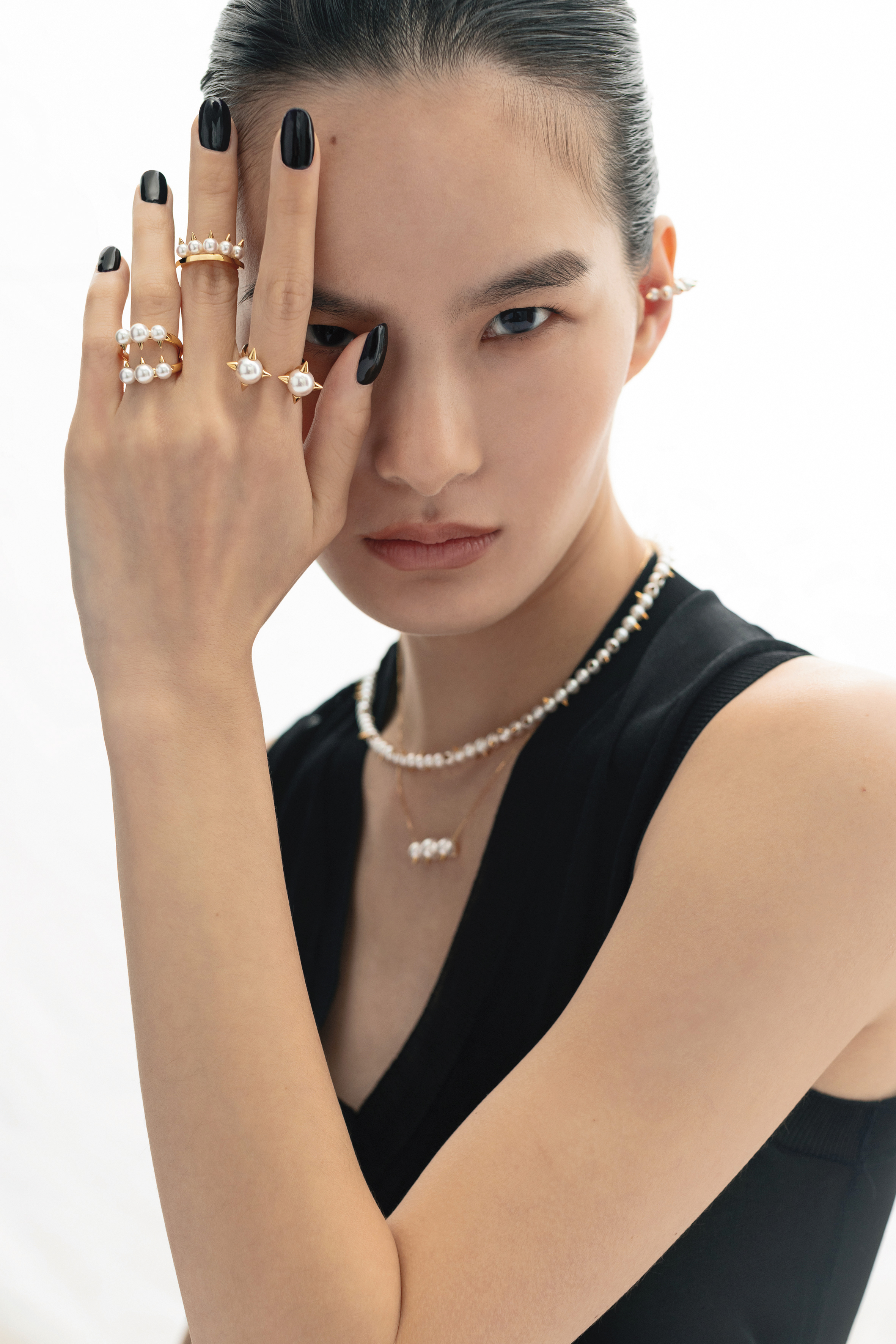 TASAKI danger tribe阿古屋珍珠&18K黃金耳骨夾 NT$69,800 by TASAKI／（右）TASAKI danger orb阿古屋珍珠&18K黃金戒指 NT$150,000 by TASAKI／（中）TASAKI danger plus阿古屋珍珠&18K黃金戒指 NT$88,800 by TASAKI／（左）TASAKI danger signature阿古屋珍珠&18K黃金戒指 NT$101,000 by TASAKI／（上）TASAKI danger阿古屋珍珠&18K黃金項鍊 NT$228,000 by TASAKI／（下）TASAKI danger neo阿古屋珍珠&18K黃金項鍊 NT$79,300 by TASAKI／針織背心 價格店洽 by Fendi