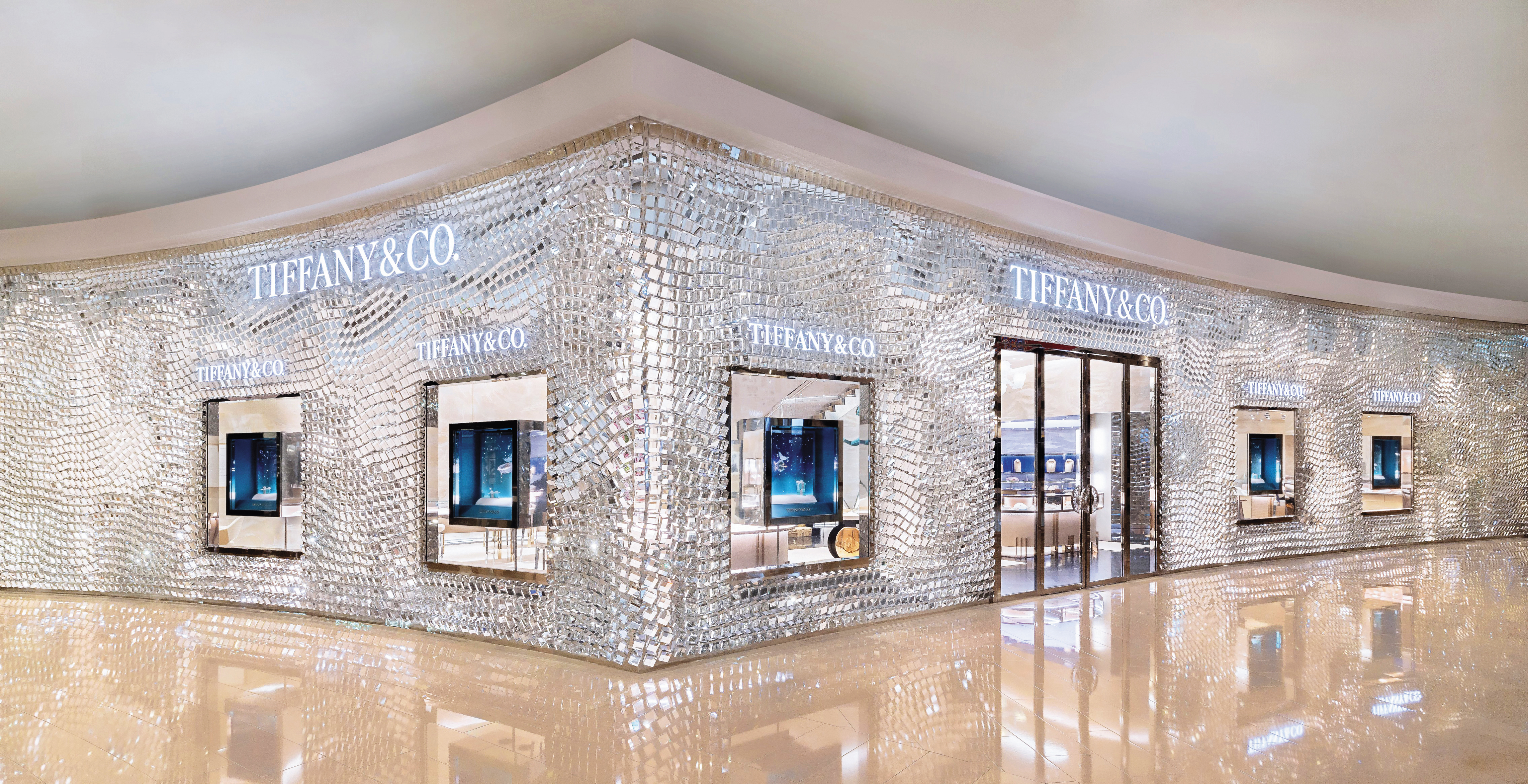 Tiffany & Co.台北101旗艦店外觀由建築事務所SANAA精心打造，運用16,000多塊玻璃磚搭配拋光鋁框構成壯觀的建築立面，靈感源自 「未經雕琢的鑽石」概念。（蒂芙尼提供）