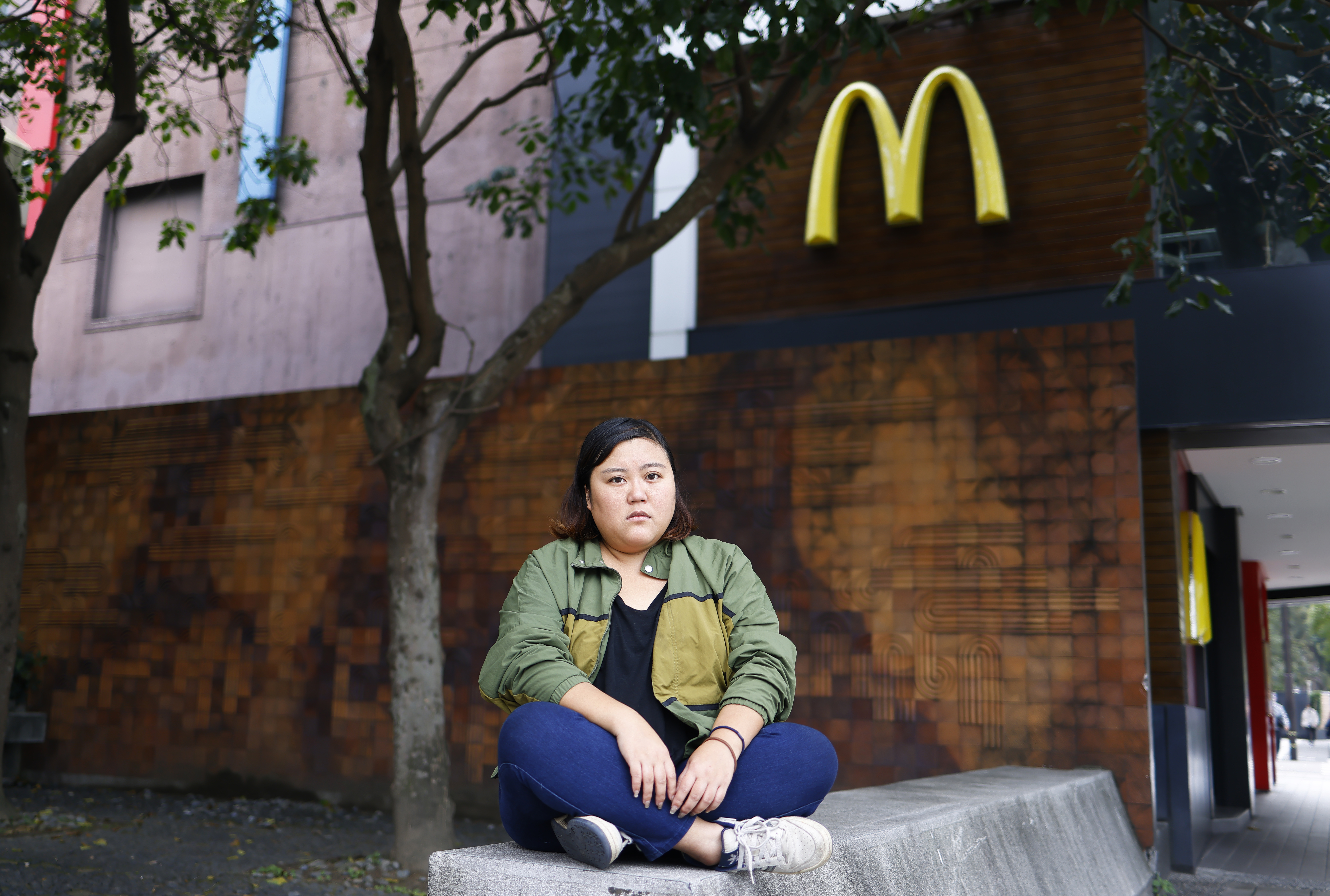 Savungaz Valincinan重返當時聚集原民青年、距立法院500公尺遠的空地拍照,當時他們都在這個「原青民主小公園」舉辦論壇。