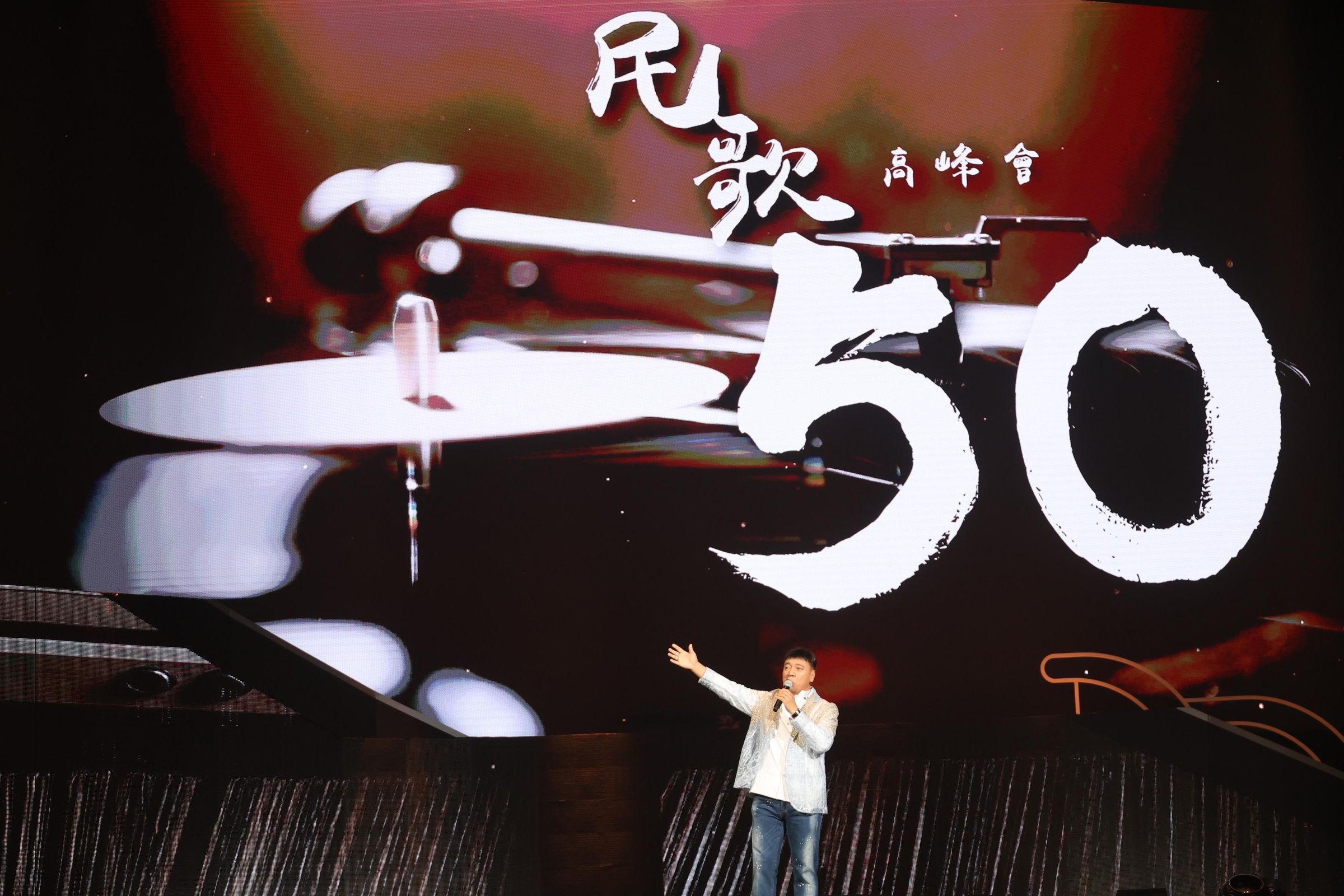施孝榮演唱〈歸人沙城〉，出道唱到現在已整整45年。（寬宏藝術提供）