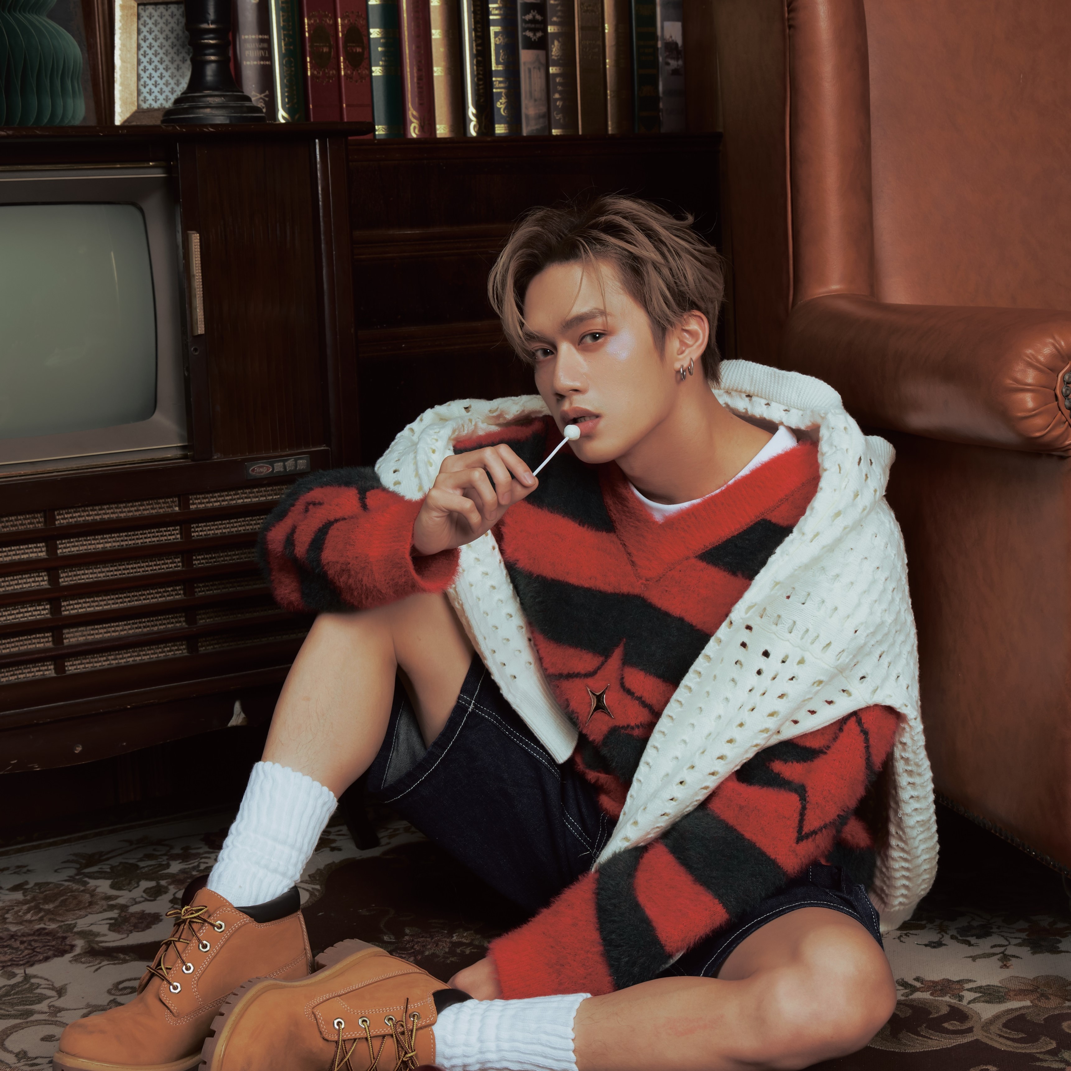 超人氣冠軍男團Ozone成員周子翔首支個人創作單曲〈愛你沒差〉，5/16數位上架。（索尼音樂提供）