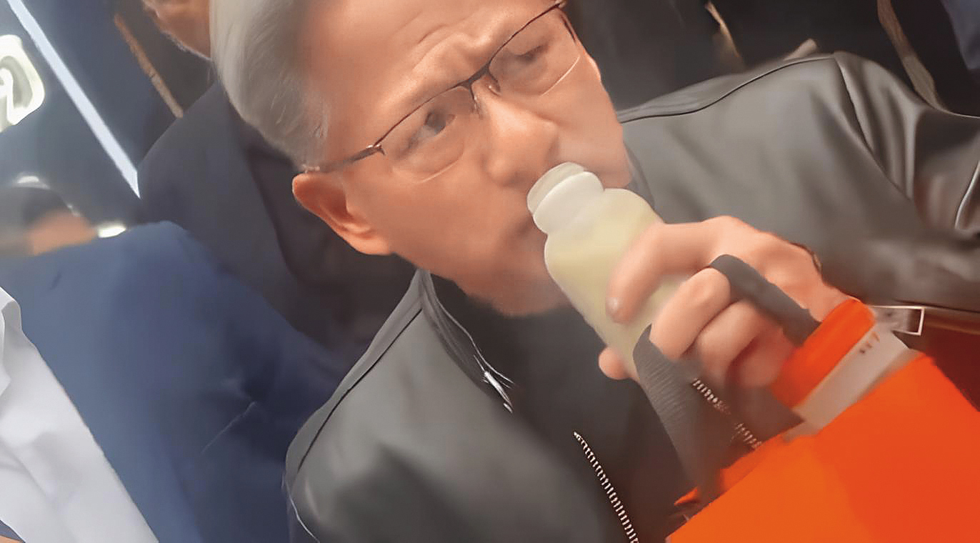黃仁勳沒有影帝的演技加持，挑戰豆汁ㄦ表情失控。（翻攝自微博）