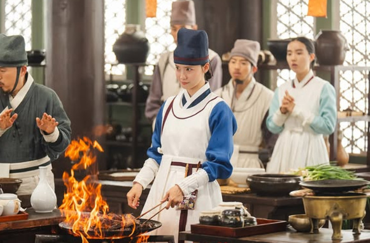 潤娥新劇《暴君的廚師》上演中韓料理對決，沒想到人蔘雞湯險勝佛跳牆竟引爆中國大批網友怒火。（翻攝自tvN IG）