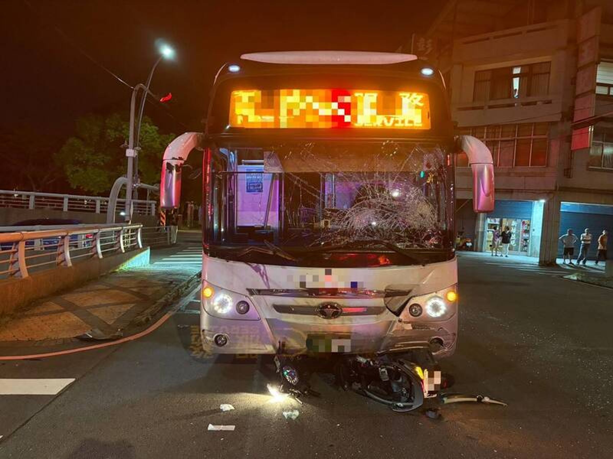 苗栗縣昨晚發生死亡車禍,機車疑闖紅燈撞上國光客運,釀成2死。(翻攝畫面)