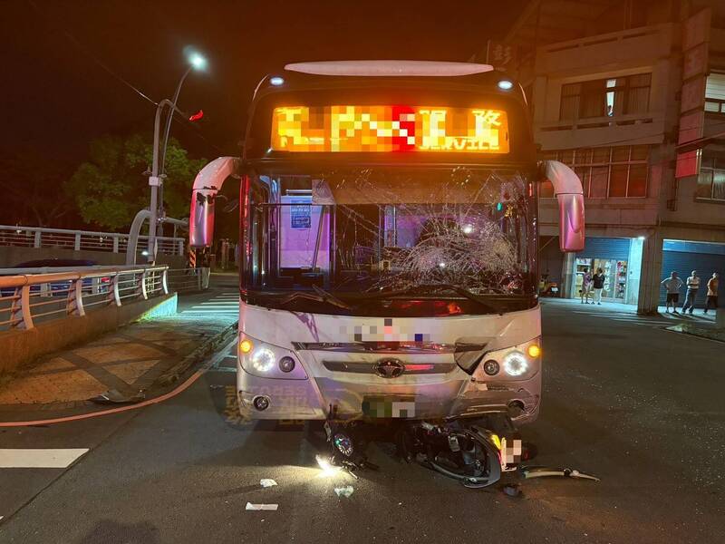 苗栗縣昨晚發生死亡車禍，機車疑闖紅燈撞上國光客運，釀成2死。（翻攝畫面）