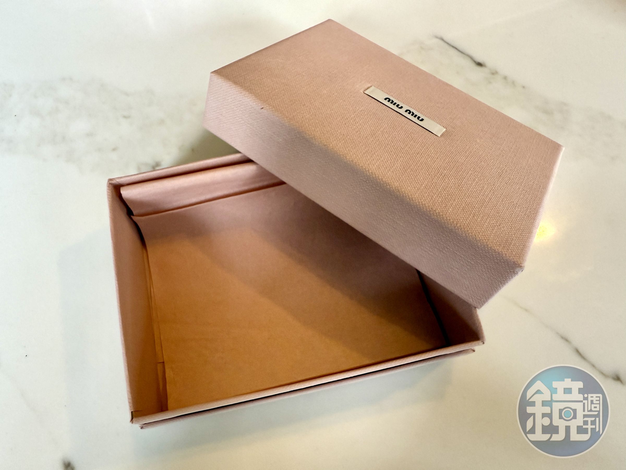 網友分享自己與男友在日本購買精品,回國發現包裝盒裡空無一物的慘痛經驗,示意圖非當事墨鏡盒。