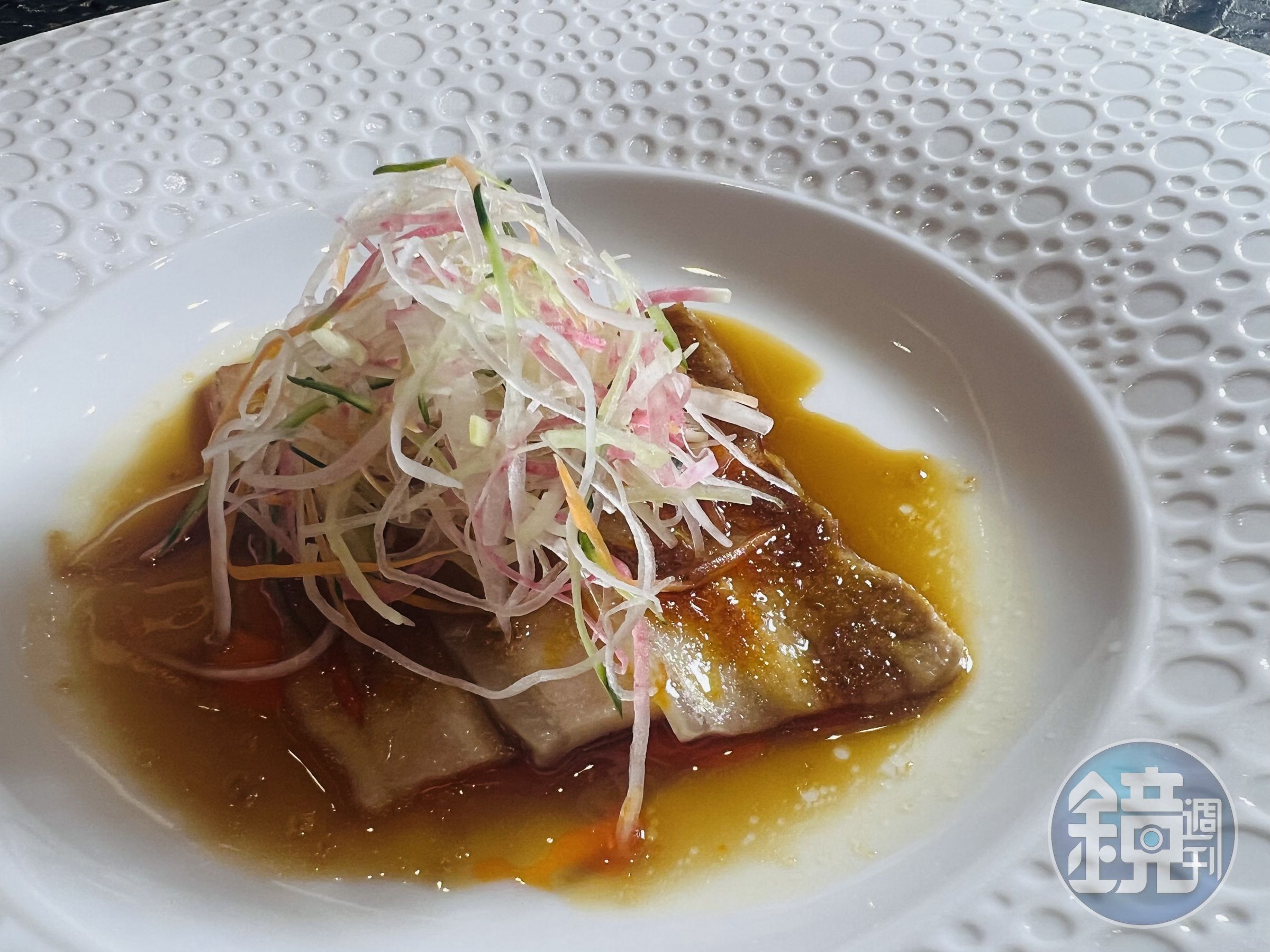 即使是經典川菜「雲白肉」，陳建太郎也加入大量蔬菜絲，讓風味平衡清爽。