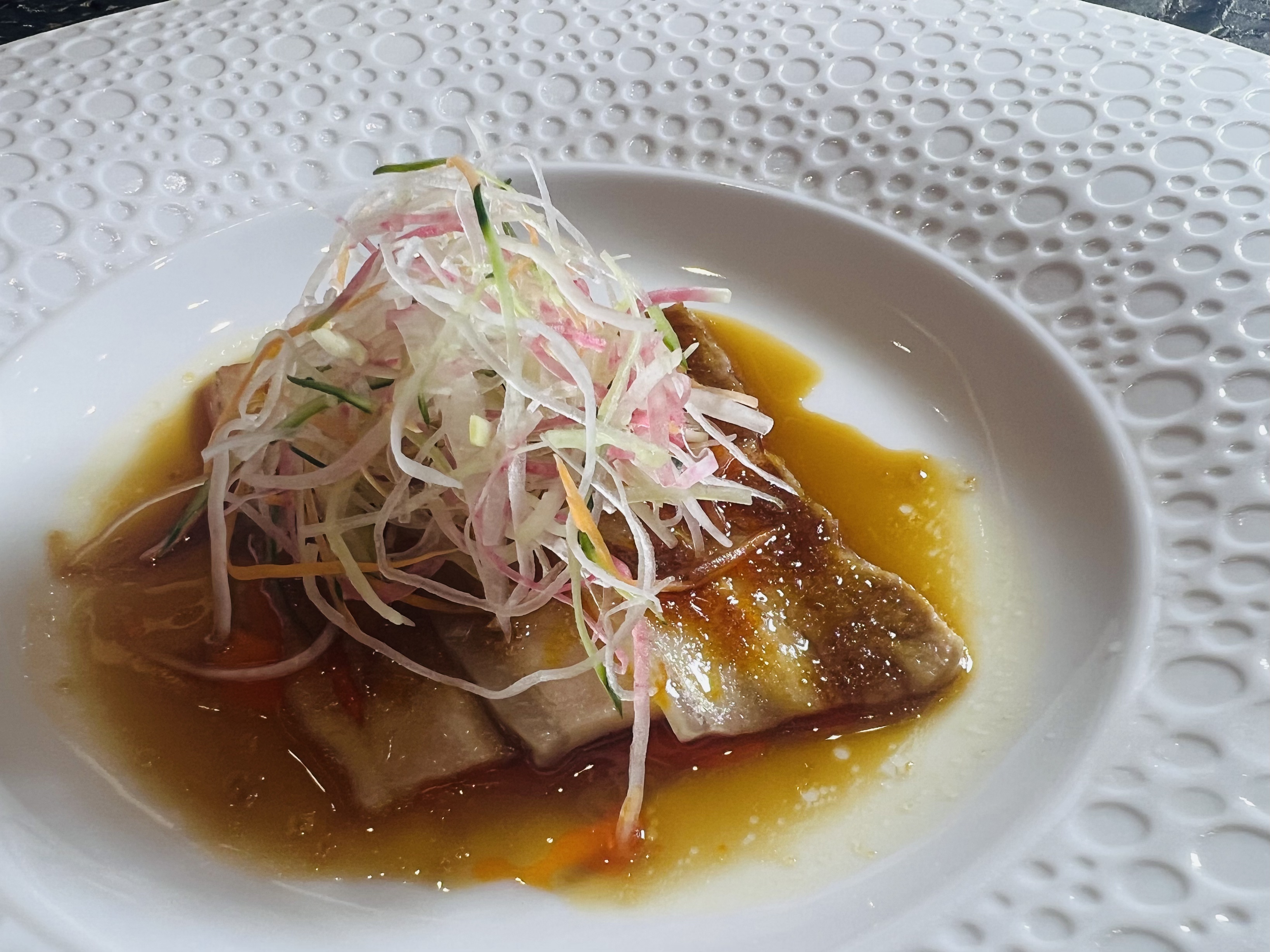 即使是經典川菜「雲白肉」，陳建太郎也加入大量蔬菜絲，讓風味平衡清爽。