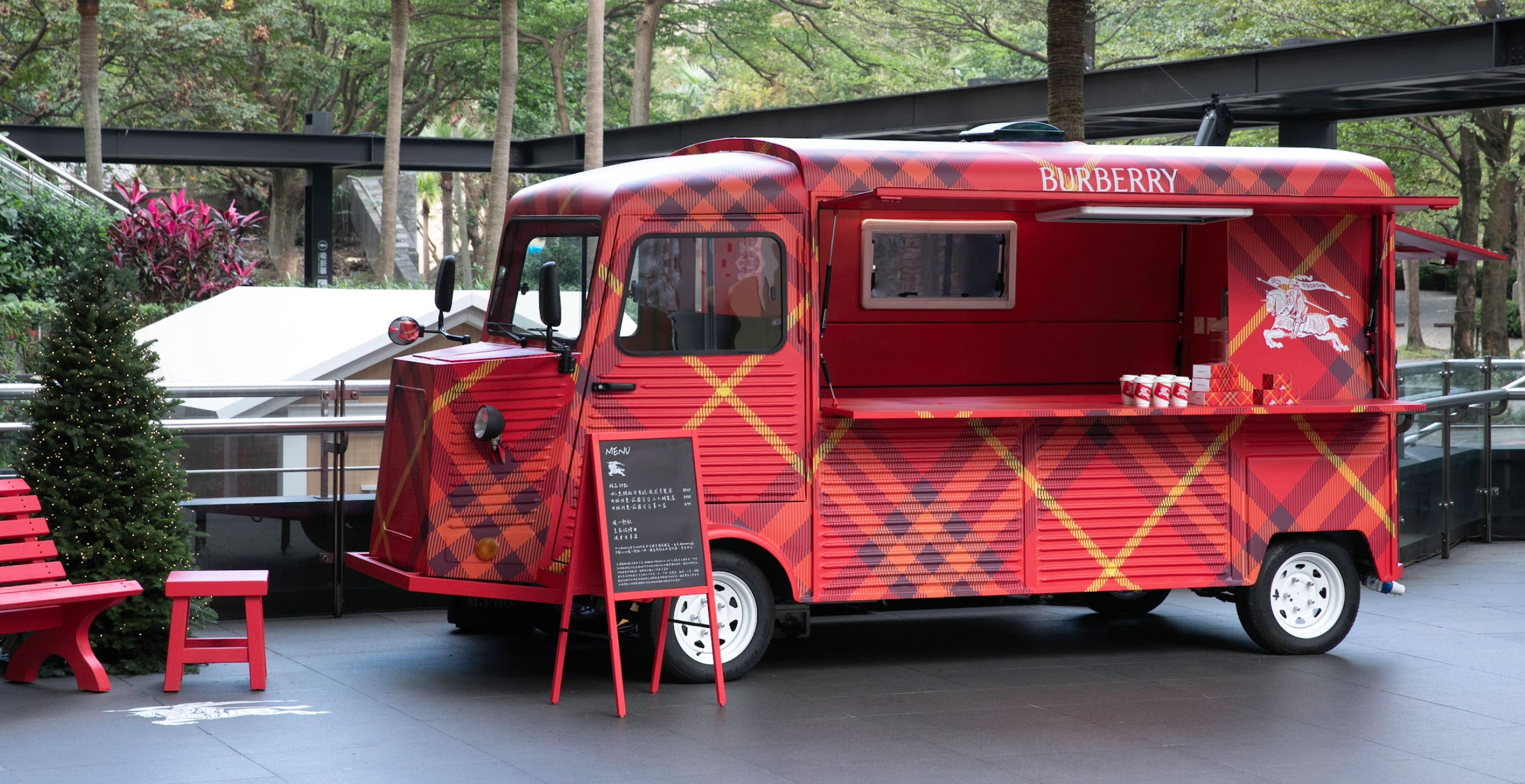 BURBERRY限定餐車以紅色系格紋裝點車身。（BURBERRY提供）