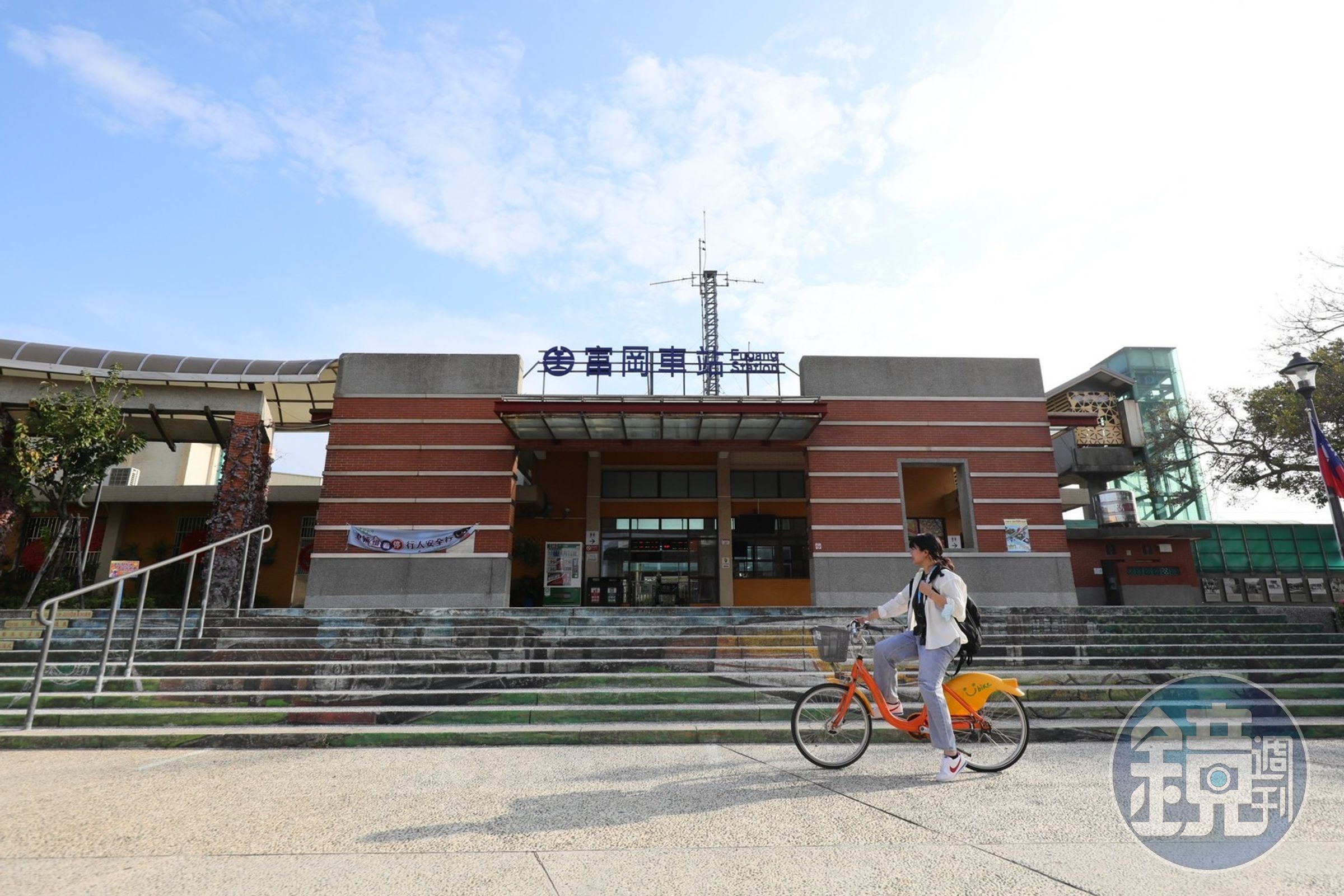「富岡車站」是富岡老街的軸心，除了散步，也可以騎單車順遊老街、看看街道上的藝術造景。