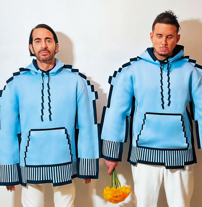 時尚大師Marc Jacobs(左)與老公(右)穿上像素服。(翻攝自LOEWE IG)