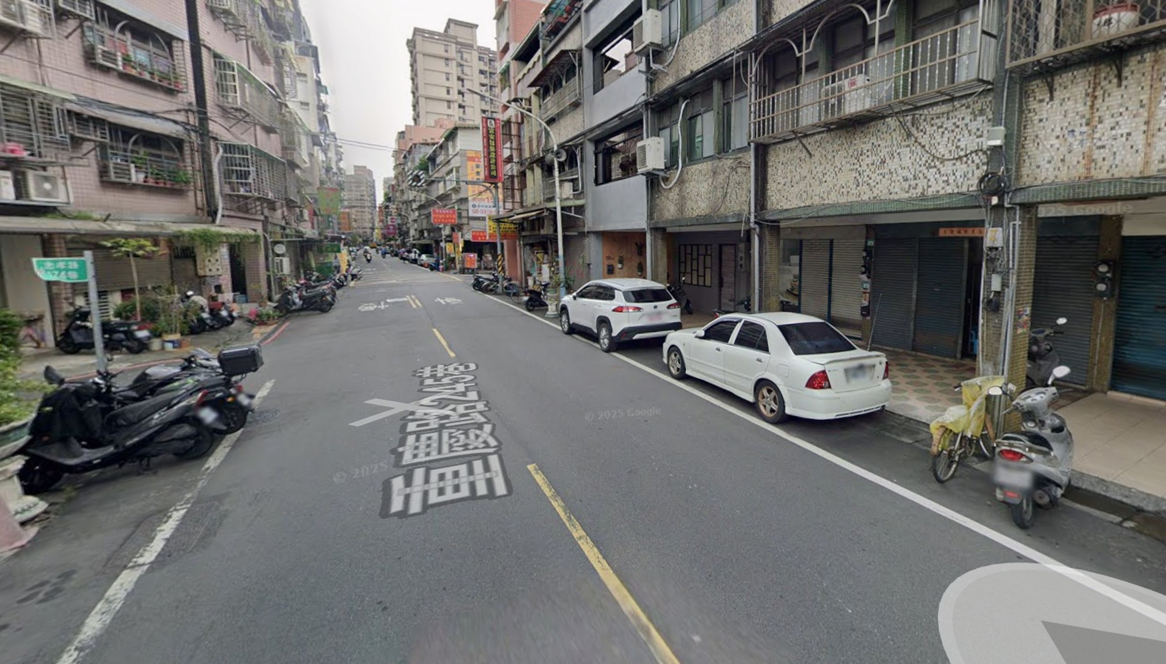 板橋一名女子深夜在路上遭陌生男子襲臀,崩潰報案求助,警方透過監視畫面火速逮捕一嫌。(翻攝自Google Maps)