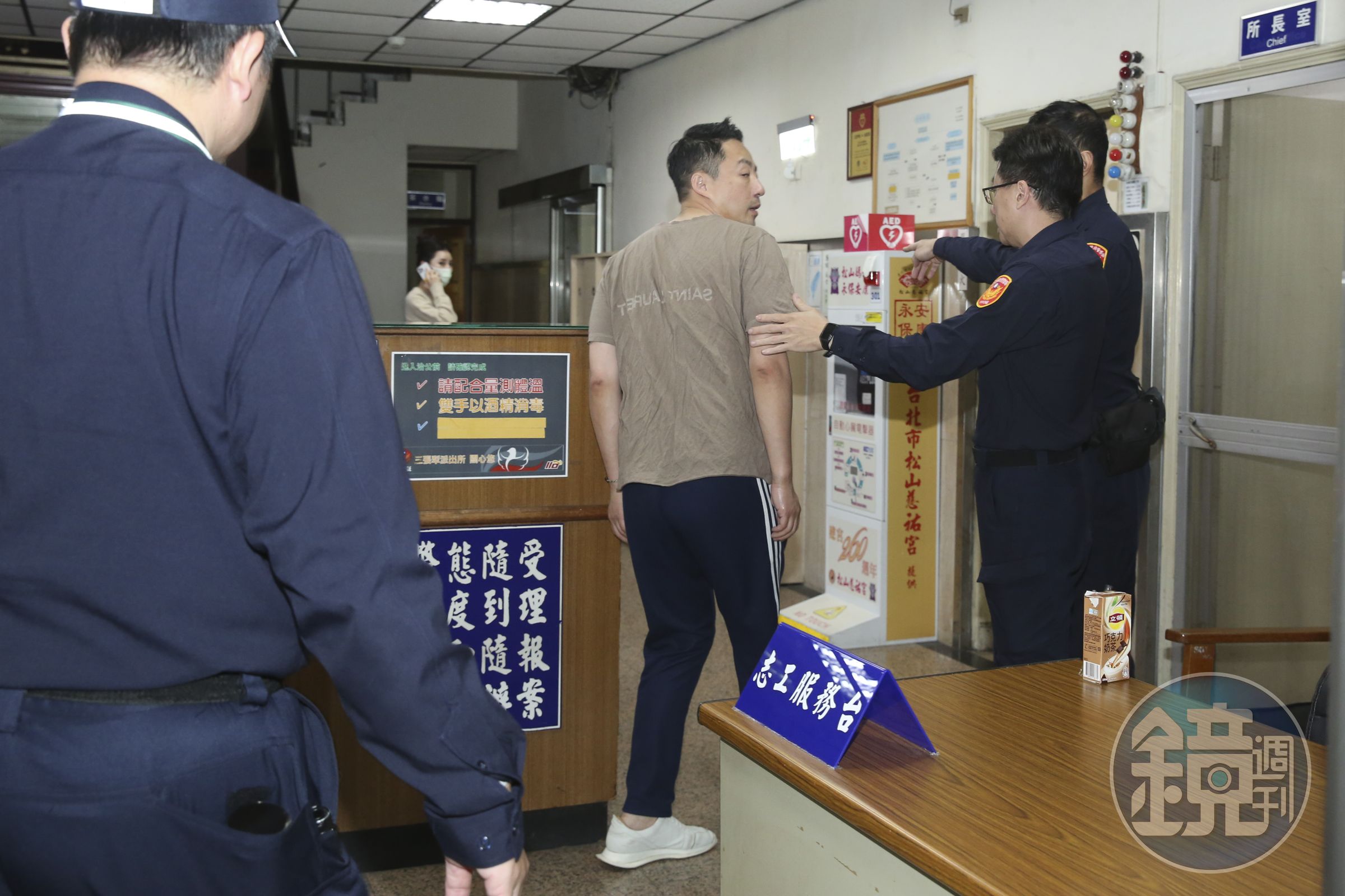 汪小菲(中)週五深夜擅闖前妻大S的家,又激動赴警局舉報大S,身心狀態十分可疑。