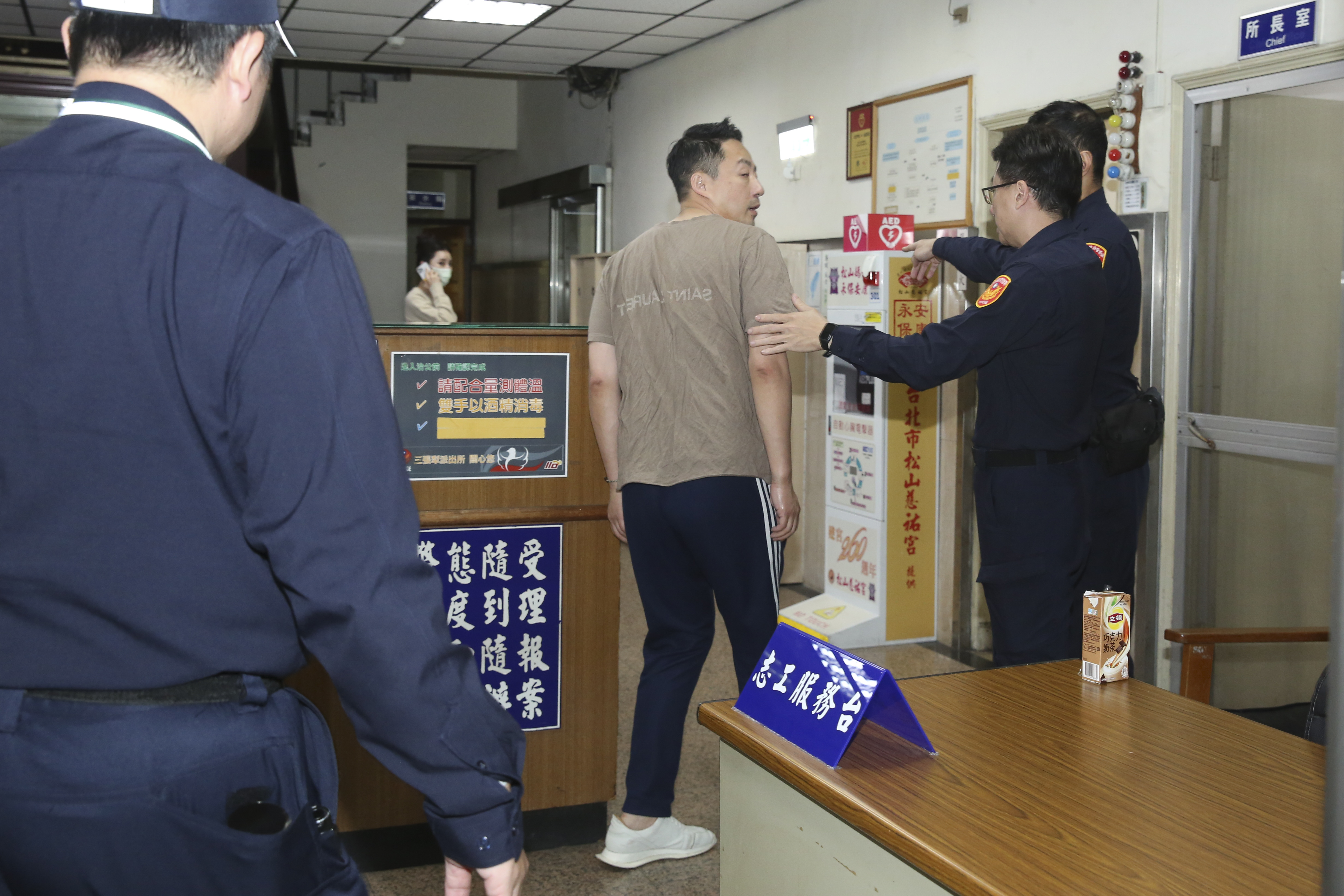 汪小菲（中）週五深夜擅闖前妻大S的家，又激動赴警局舉報大S，身心狀態十分可疑。