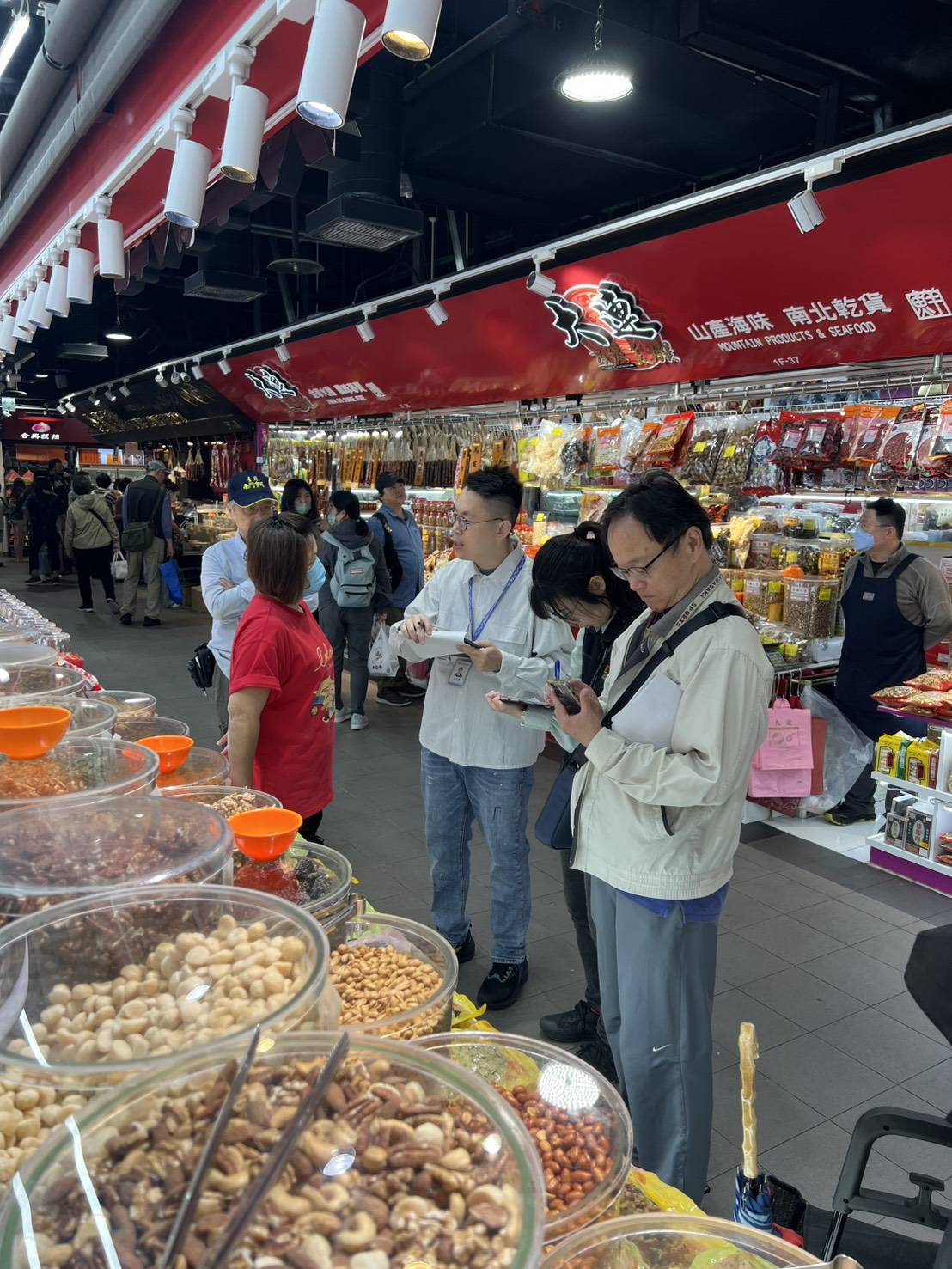行政院跨部會「物價聯合稽查小組」清明連假再度出擊,專案小組針對夜市、傳統市場攤商、店家進行現場稽查,杜絕並遏止任何哄抬、囤積等行為,務求維持國內民生物價穩定。(法務部提供)
