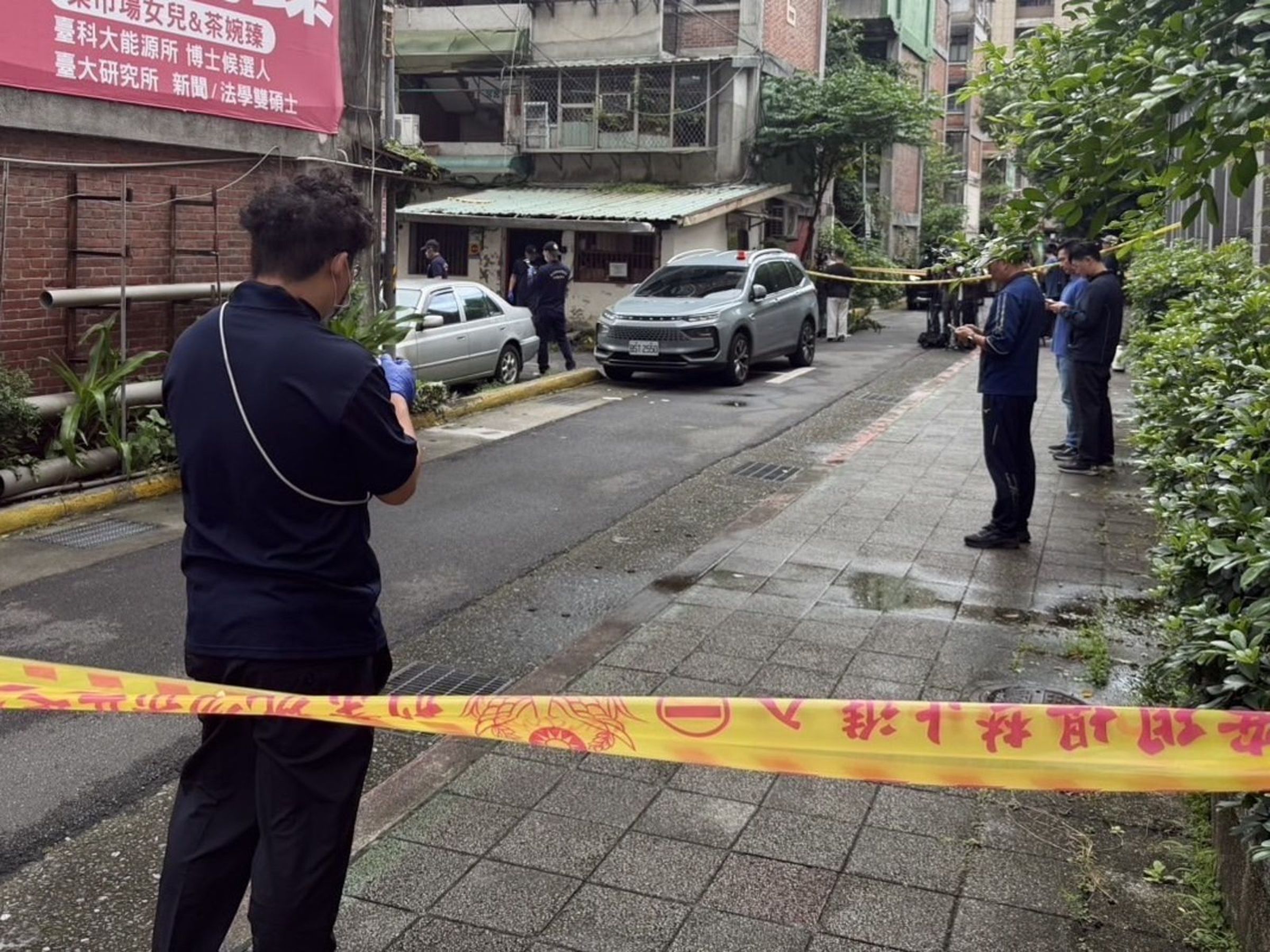 北市水源路11日發生槍擊案，警方封鎖現場採證，女槍手今在三重落網。（翻攝畫面）