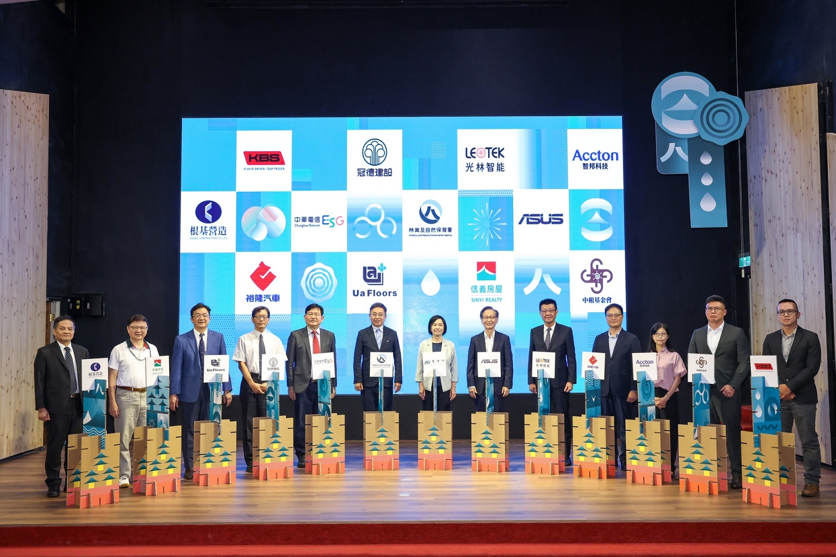 林業及自然保育署媒合平台的「自然碳匯與生物多樣性保育ESG專案」，有別於傳統的捐款模式，邀請企業實際參與環境保育規劃與執行，參與企業包括信義房屋、華碩電腦、智邦科技等企業。（信義房屋提供）