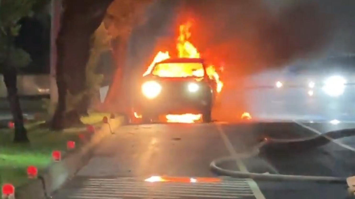 台東縣議員楊秋珍的座車突然在半路冒煙，她下車逃生後隨即起火。（翻攝畫面）